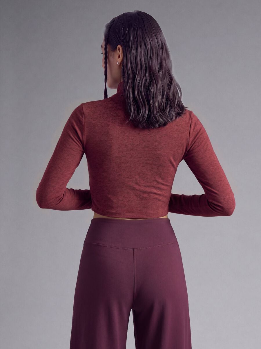 T-shirt rossa crop in tessuto elasticizzato con collo rialzato_3