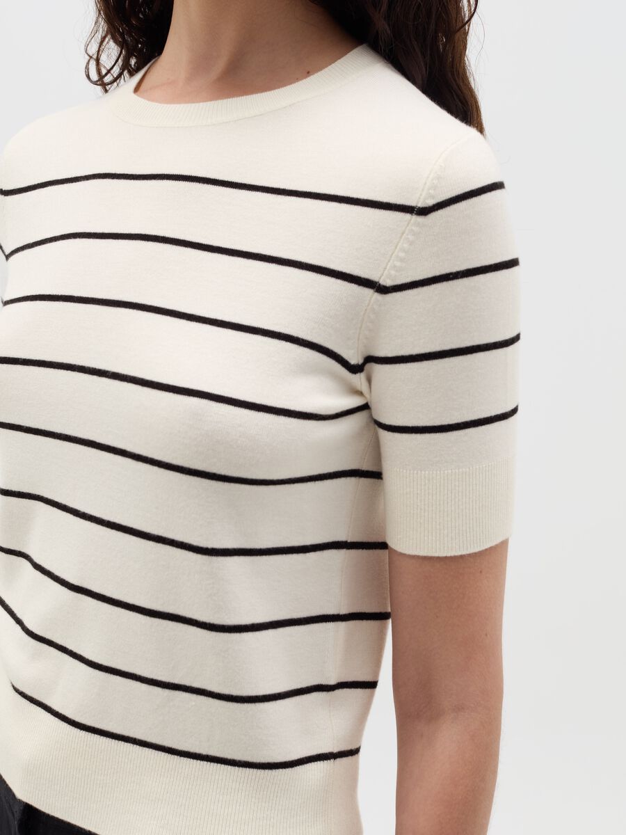 Short-sleeved top with striped design_2