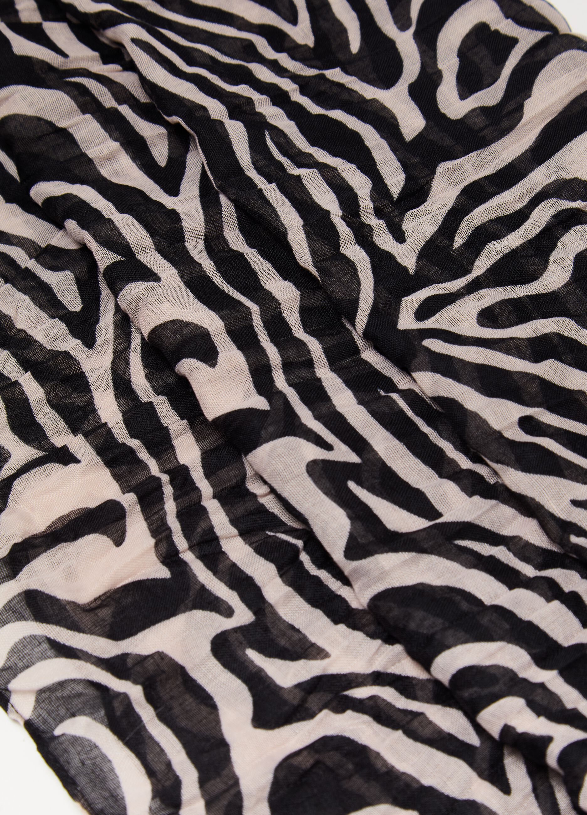 Crinkle-effect scarf with zebra print