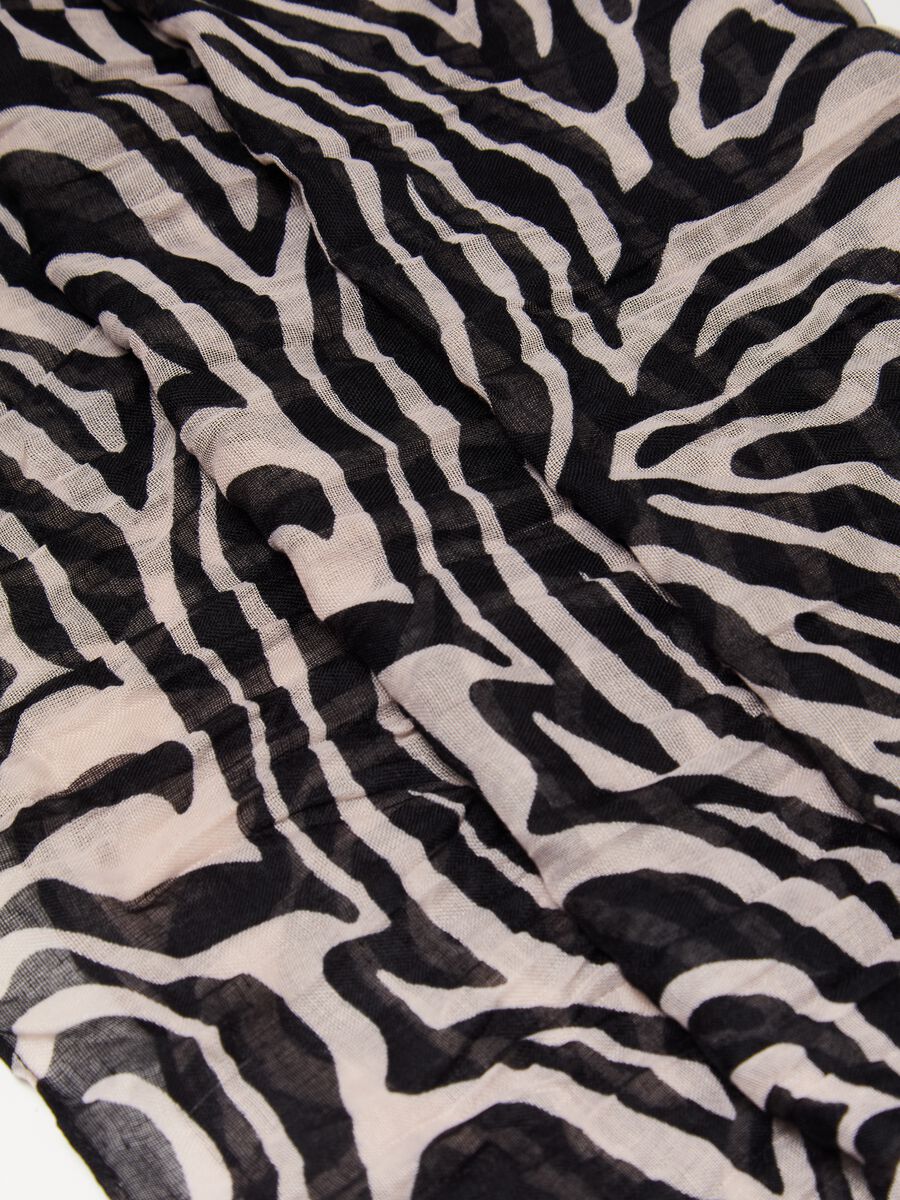 Crinkle-effect scarf with zebra print_1