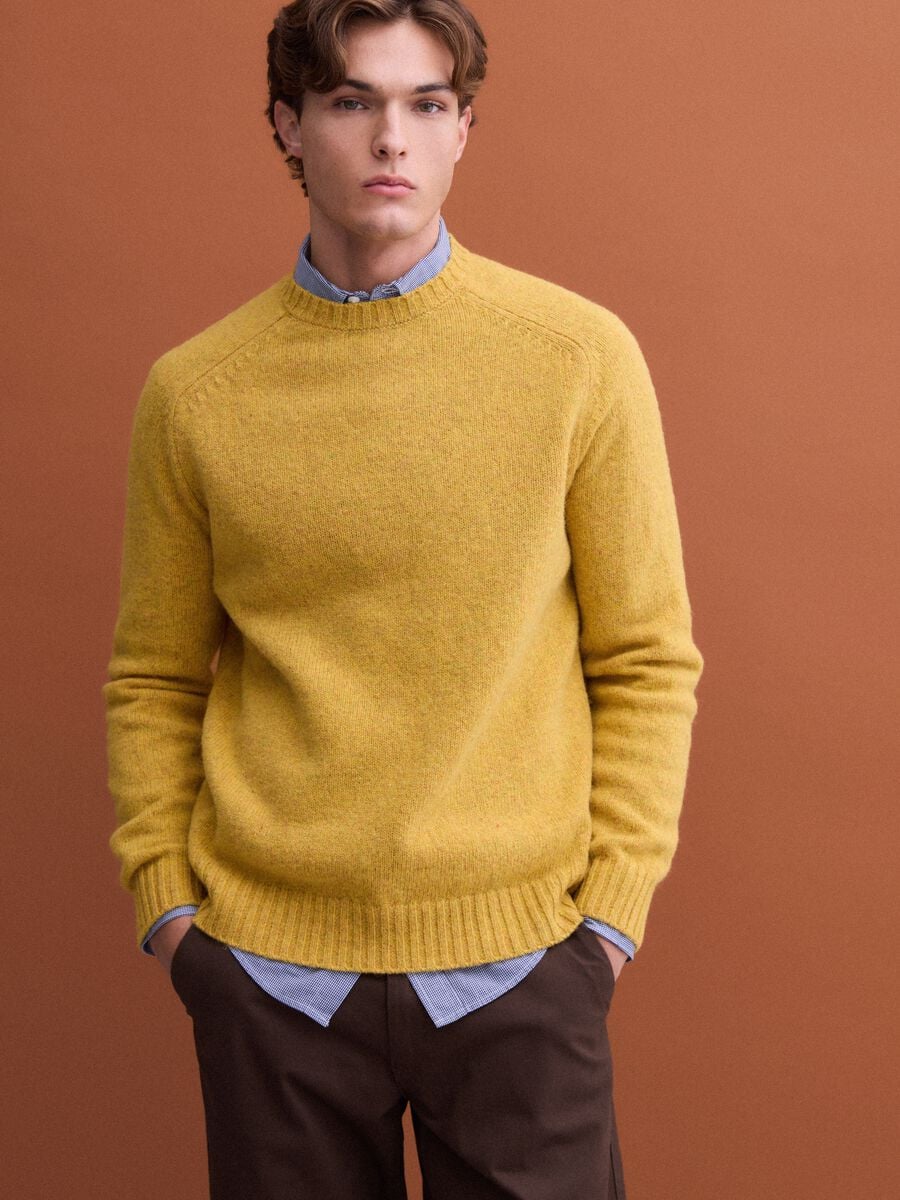 Maglione girocollo giallo in pura lana regular fit_0