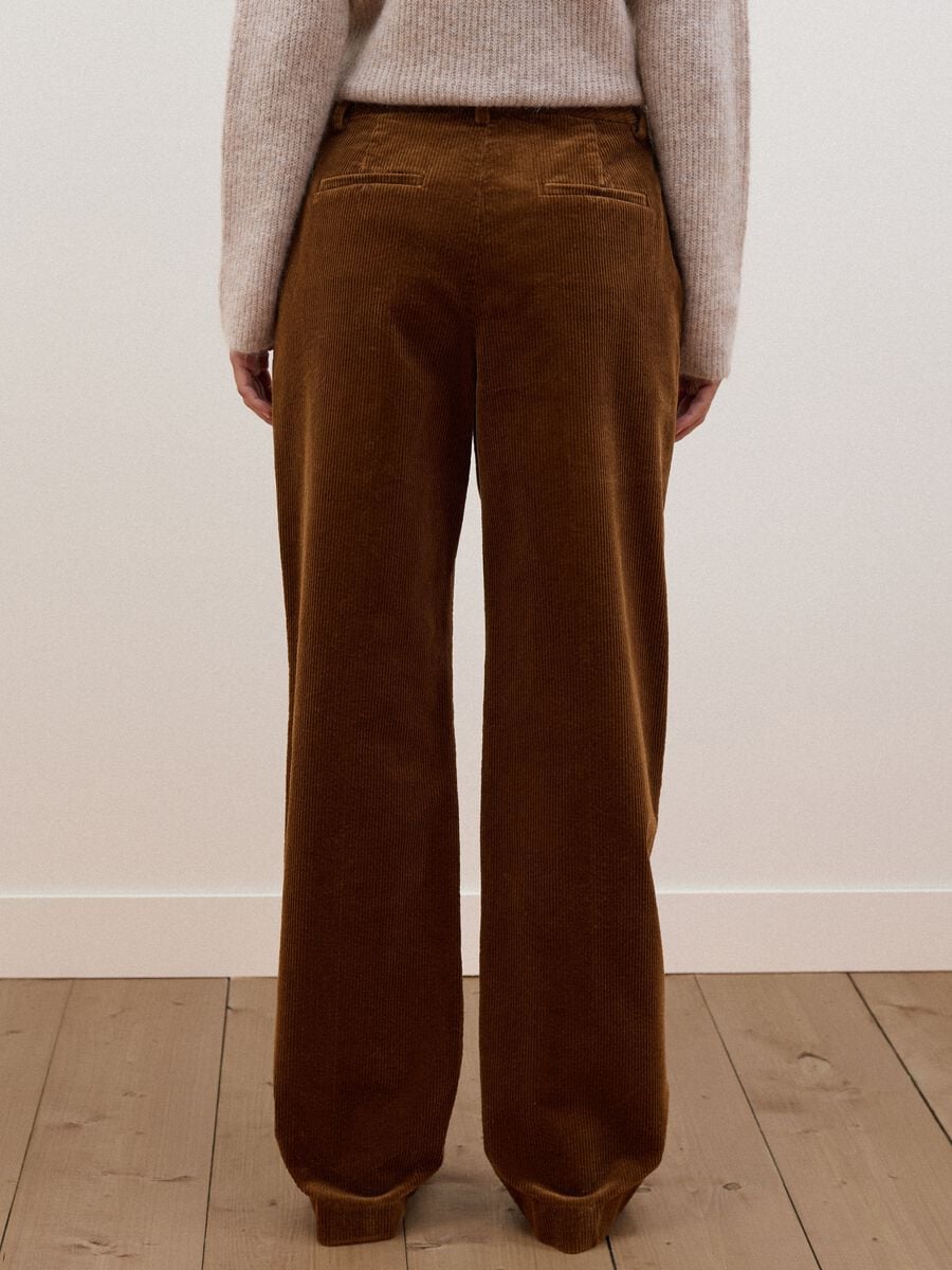 Pantaloni marroni flare in cotone elasticizzato a coste_2