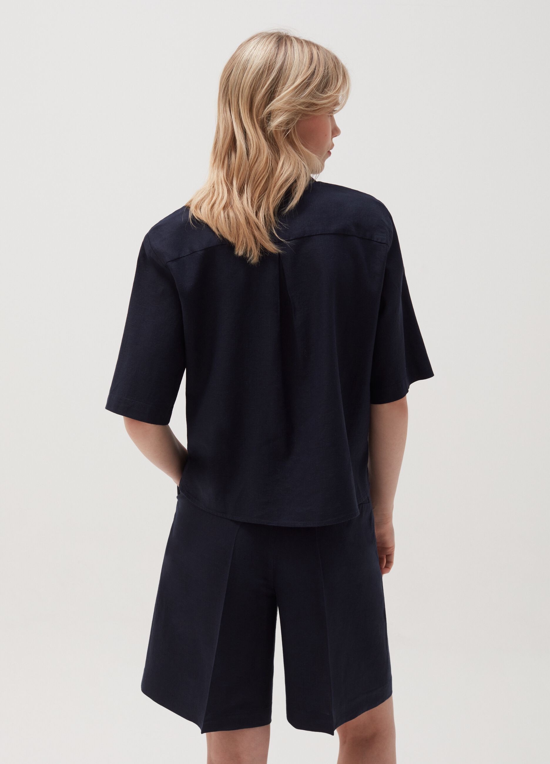 Shirt with elbow-length sleeves