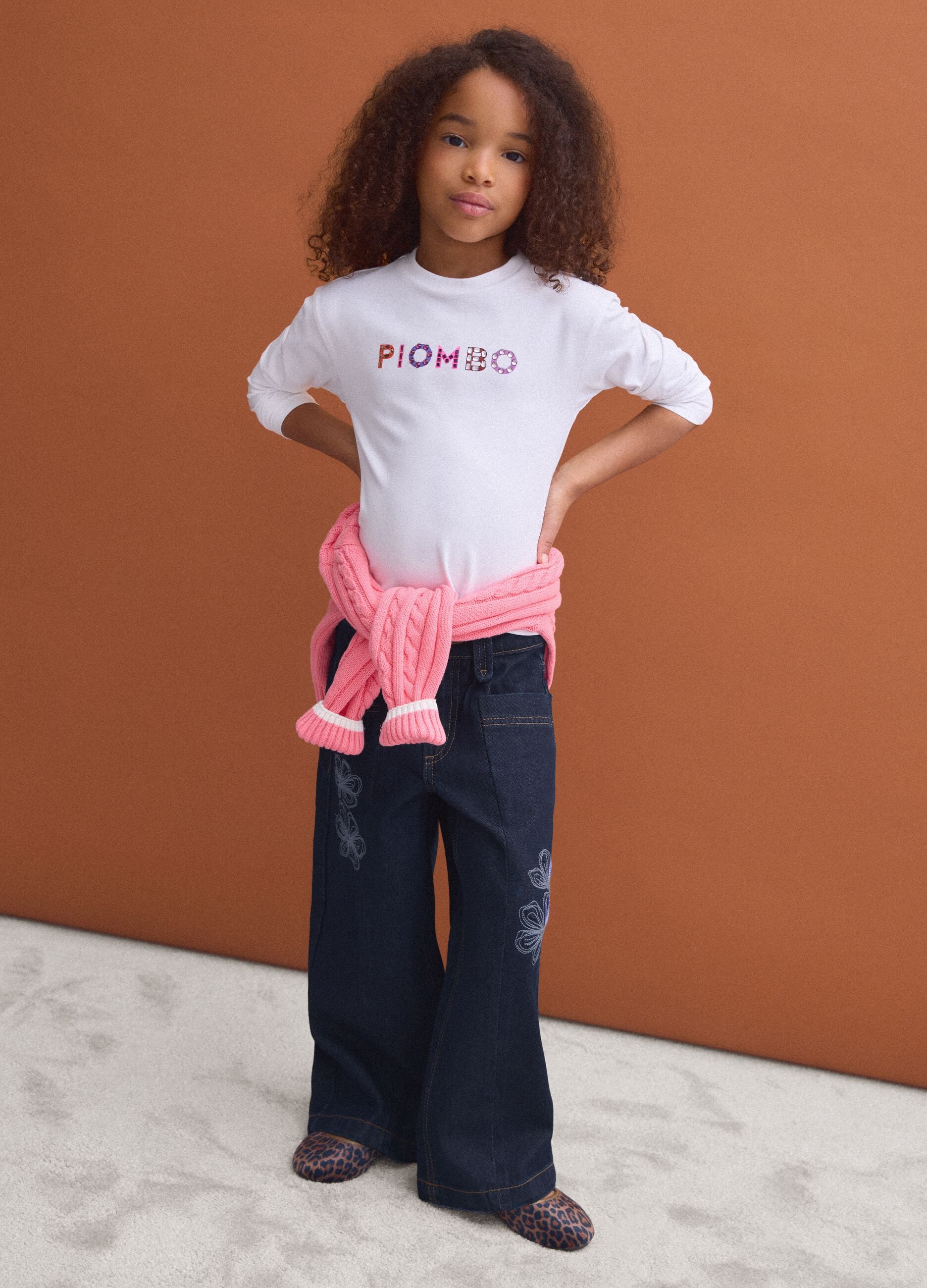 Jeans blu in puro cotone straight fit con ricami fiori per bambina