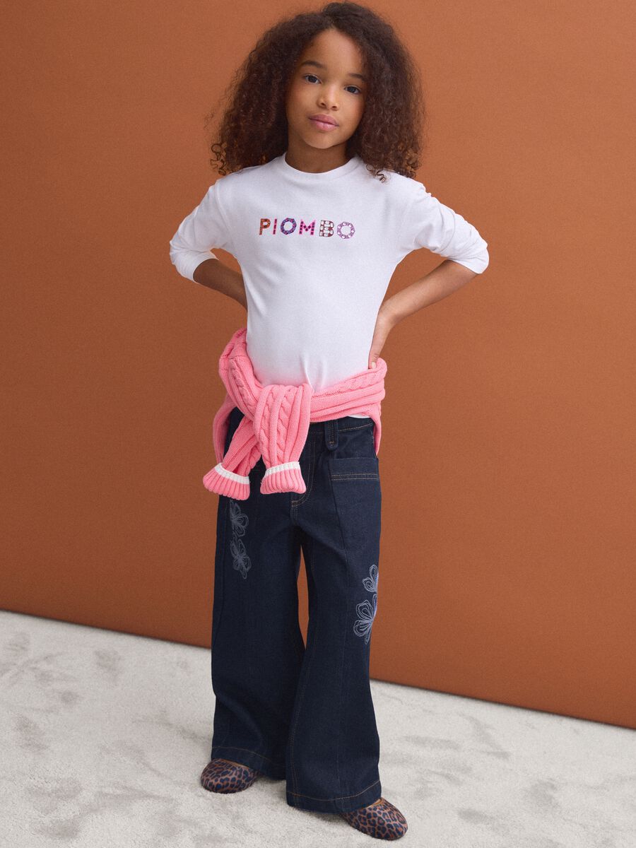 Jeans blu in puro cotone straight fit con ricami fiori per bambina_0