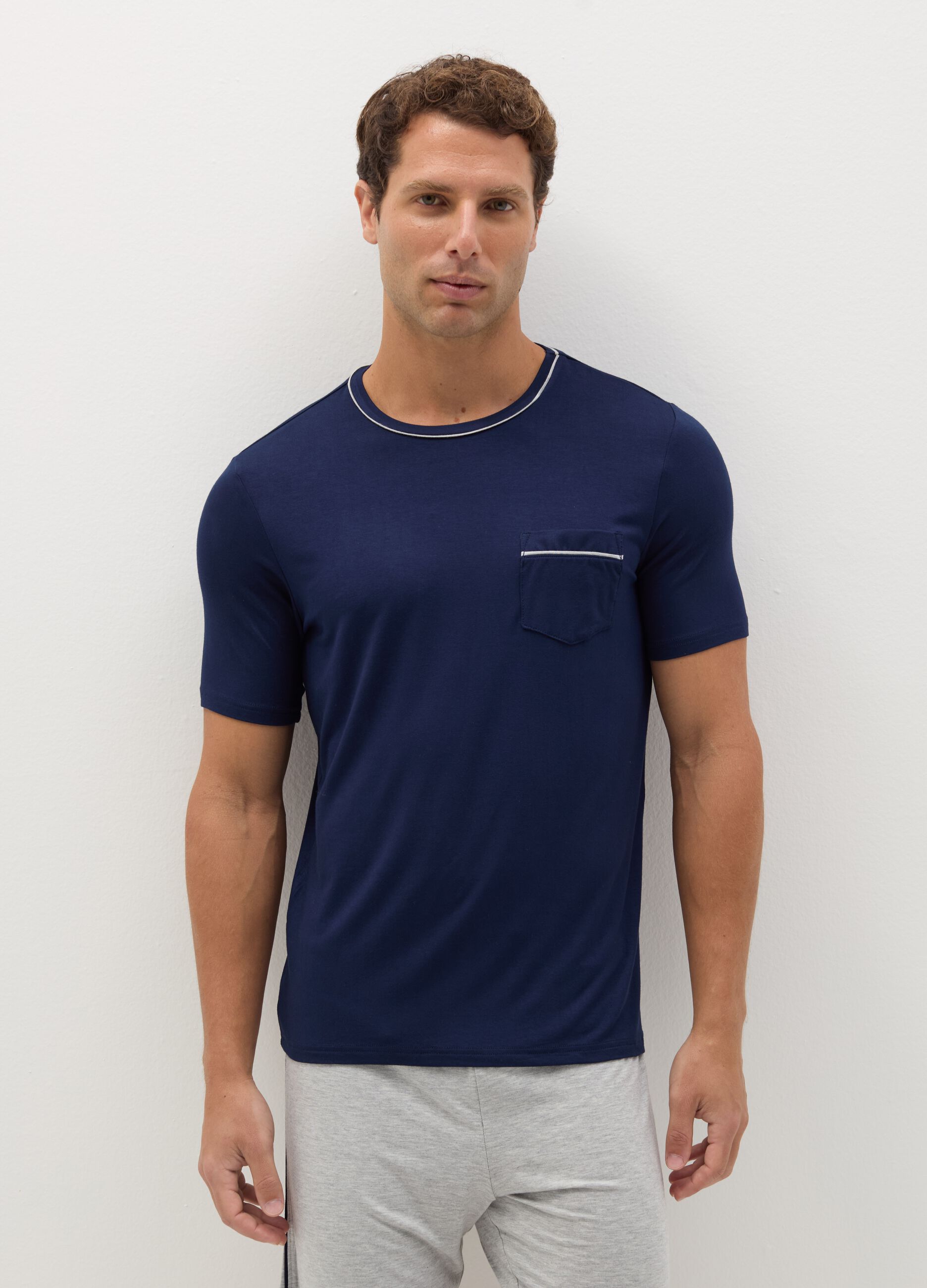 Short pyjamas with contrasting piping