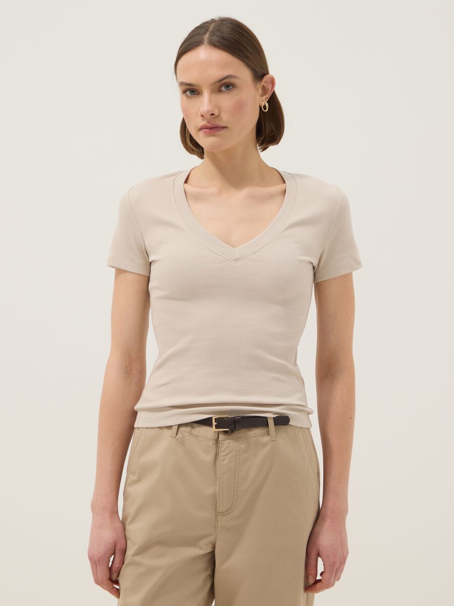 T-shirt in cotone elasticizzato beige regular fit deep V_0