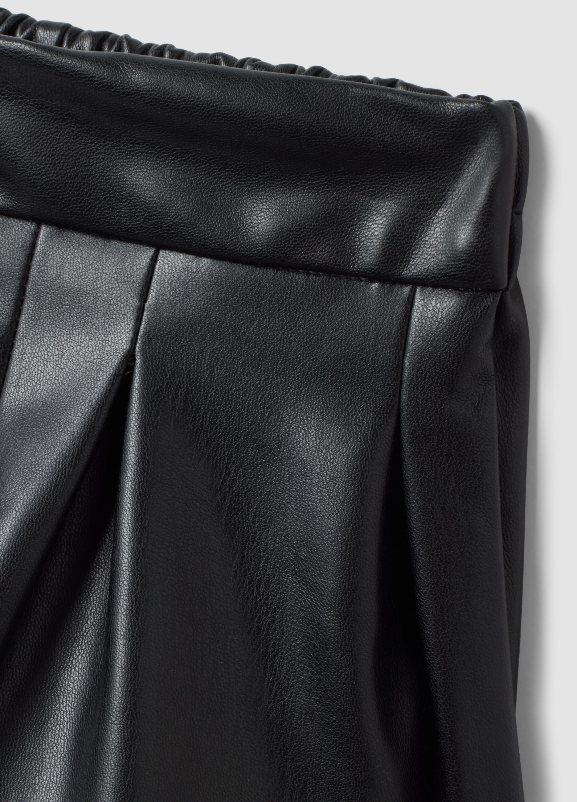 Completo bianco con maglia e shorts neri