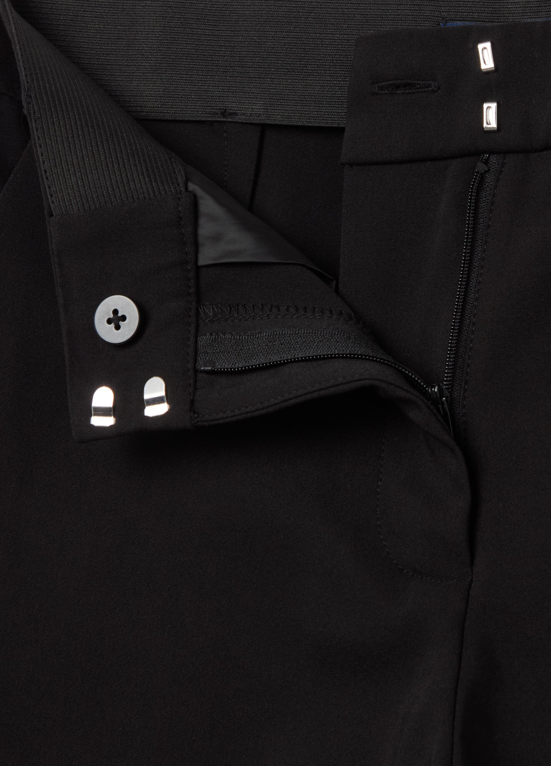 Chino trousers with pockets