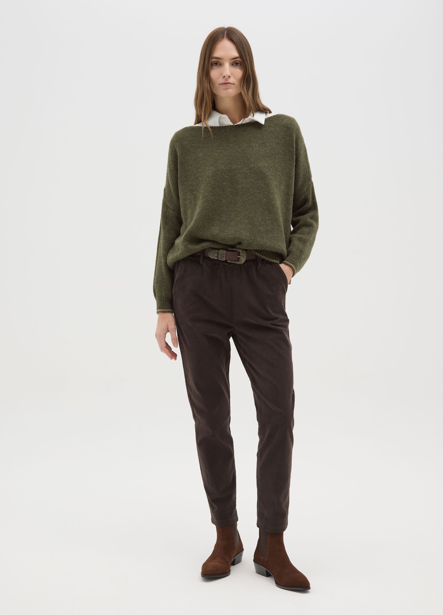 Dark green sweater with round neckline and contrast trim