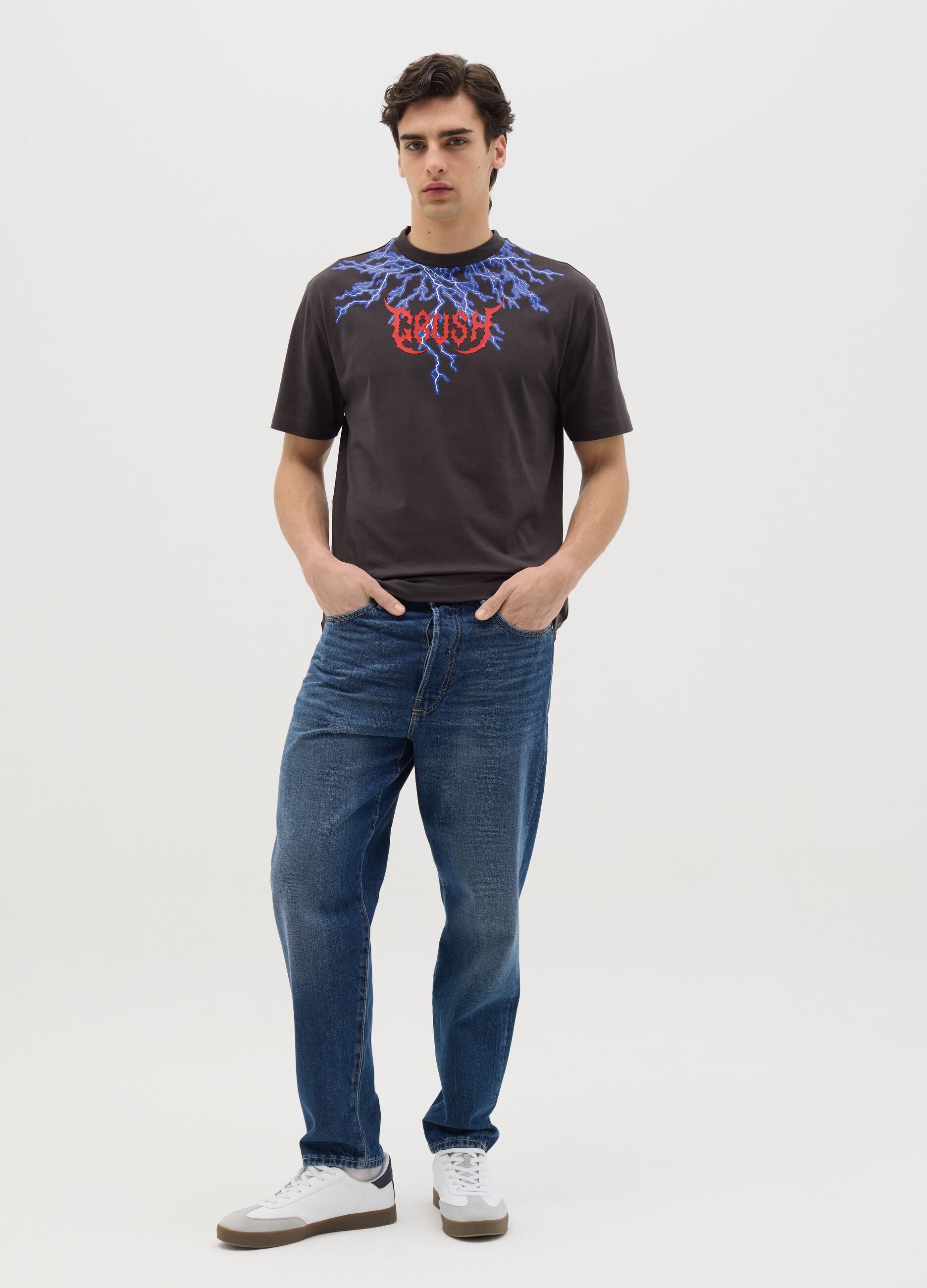 Black short-sleeved T-shirt with lightning print