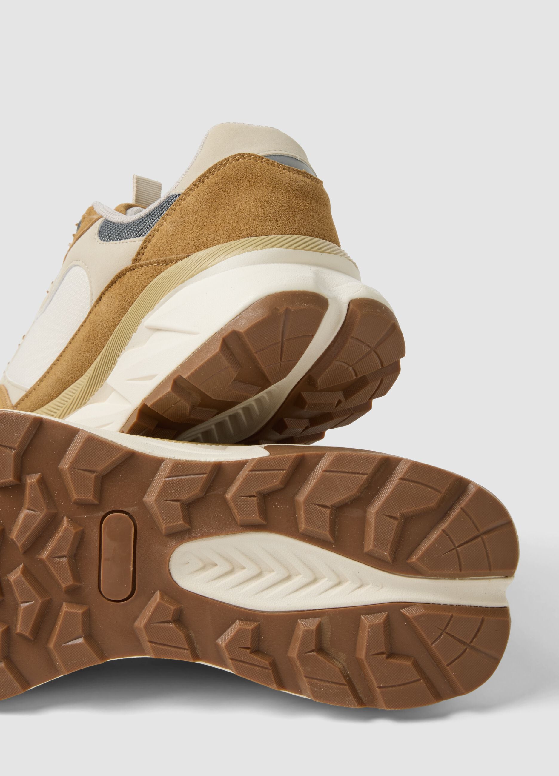 Sneakers beige stringate con inserti a contrasto