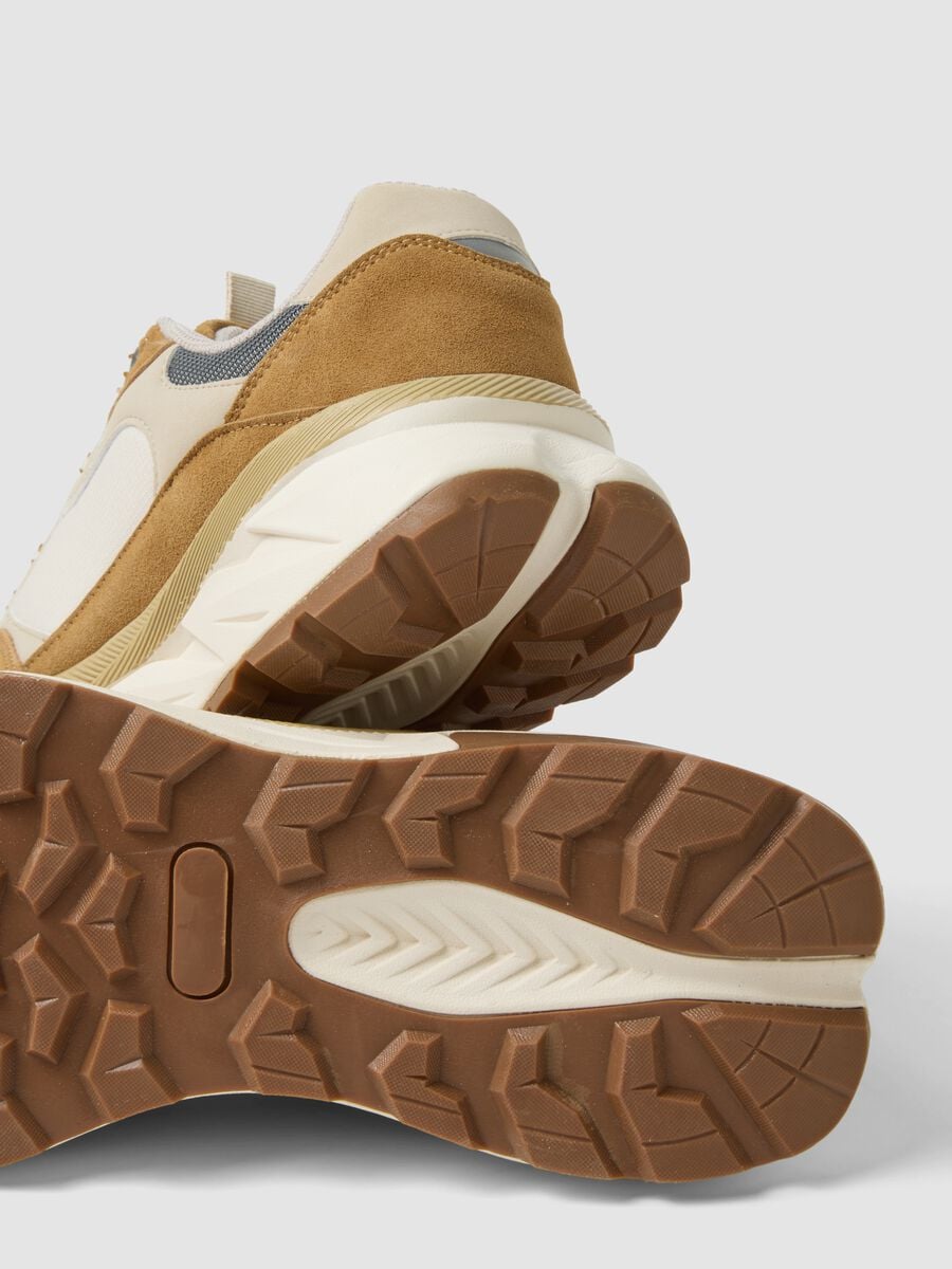 Sneakers beige stringate con inserti a contrasto_2