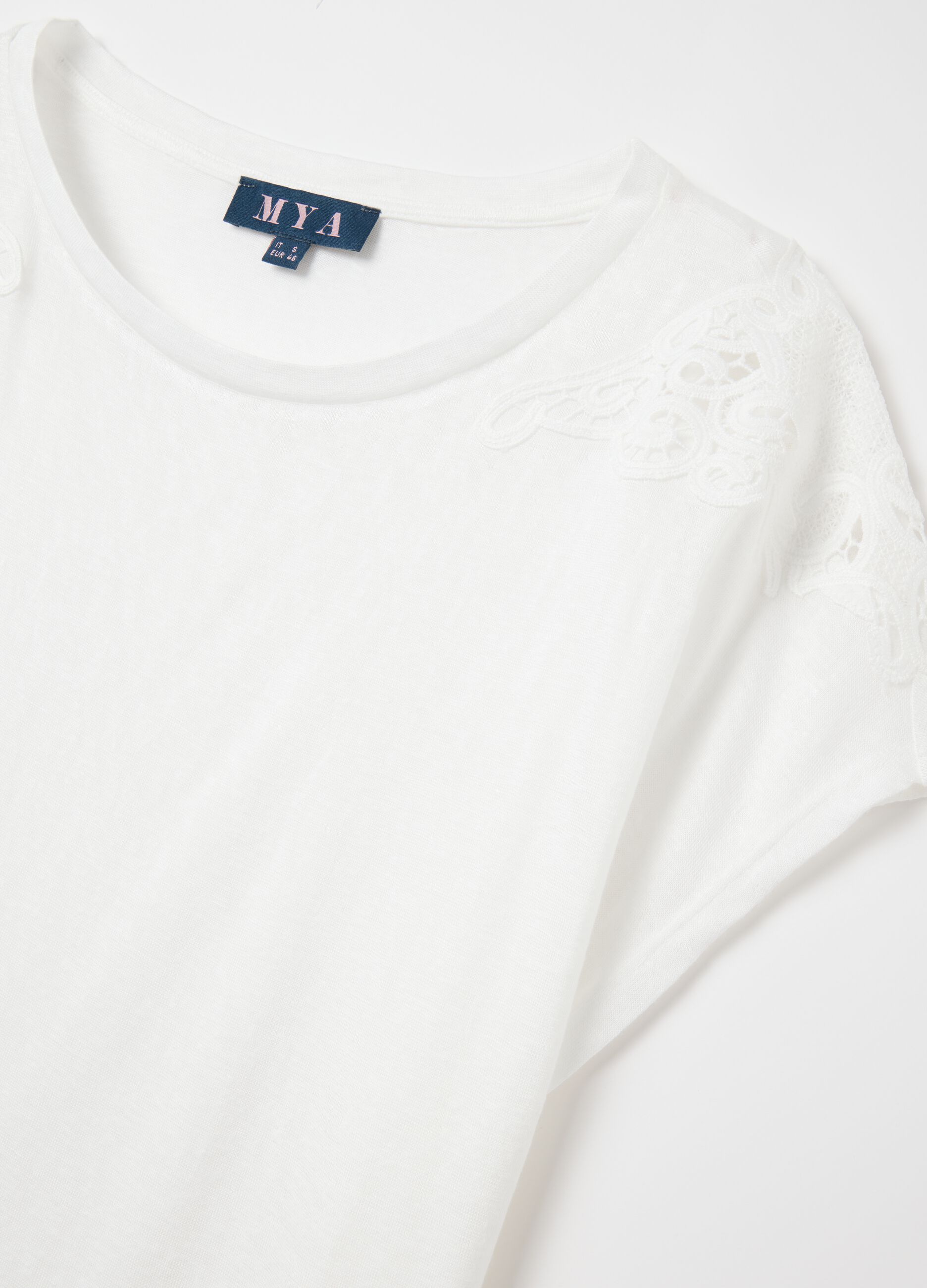 Curvy white T-shirt with lace details