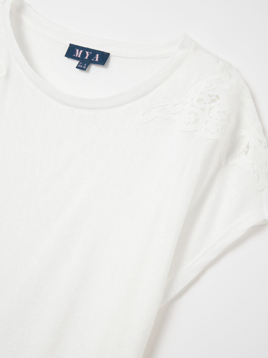 Curvy white T-shirt with lace details_5