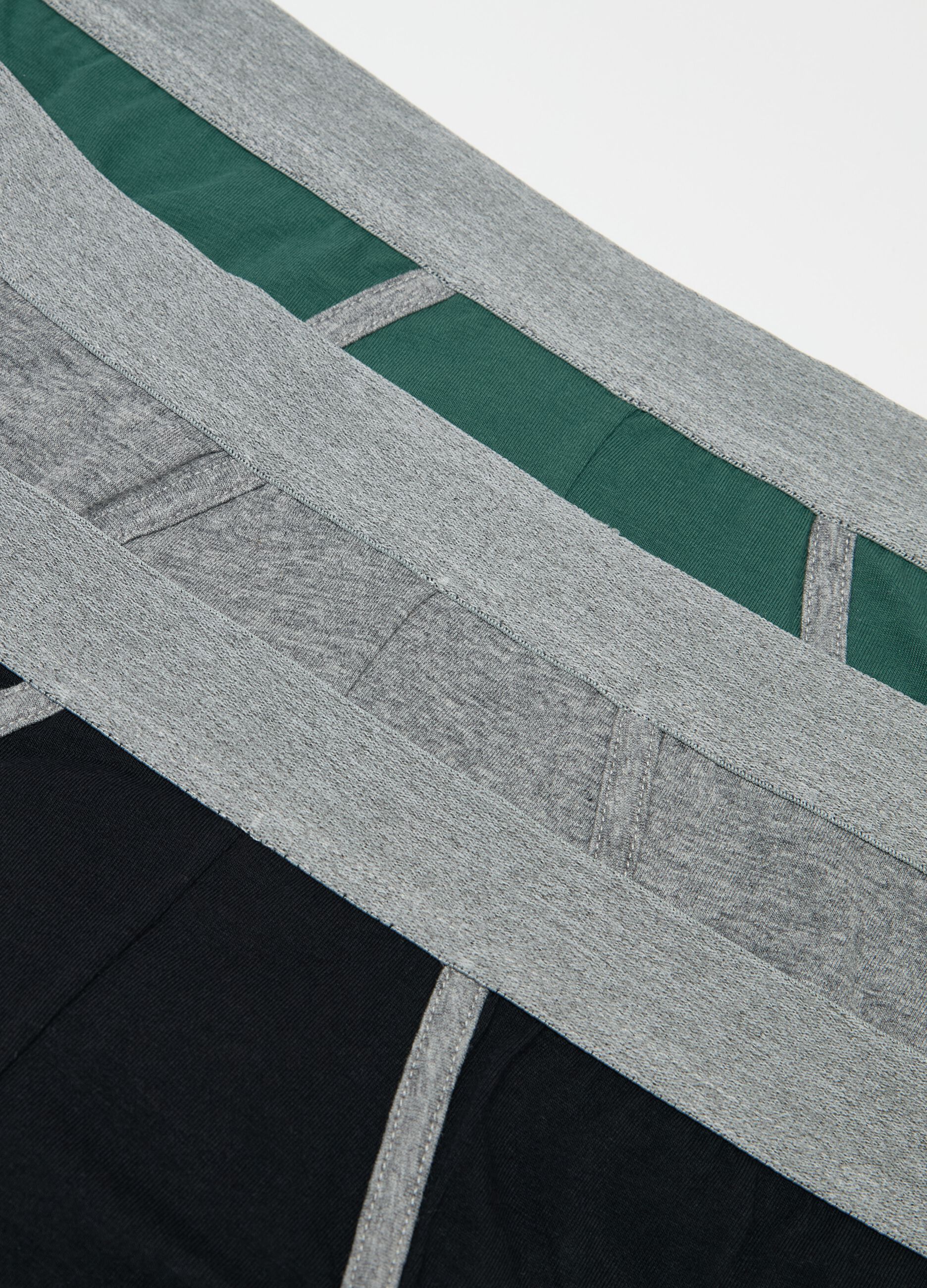 Three-pack briefs with contrasting details
