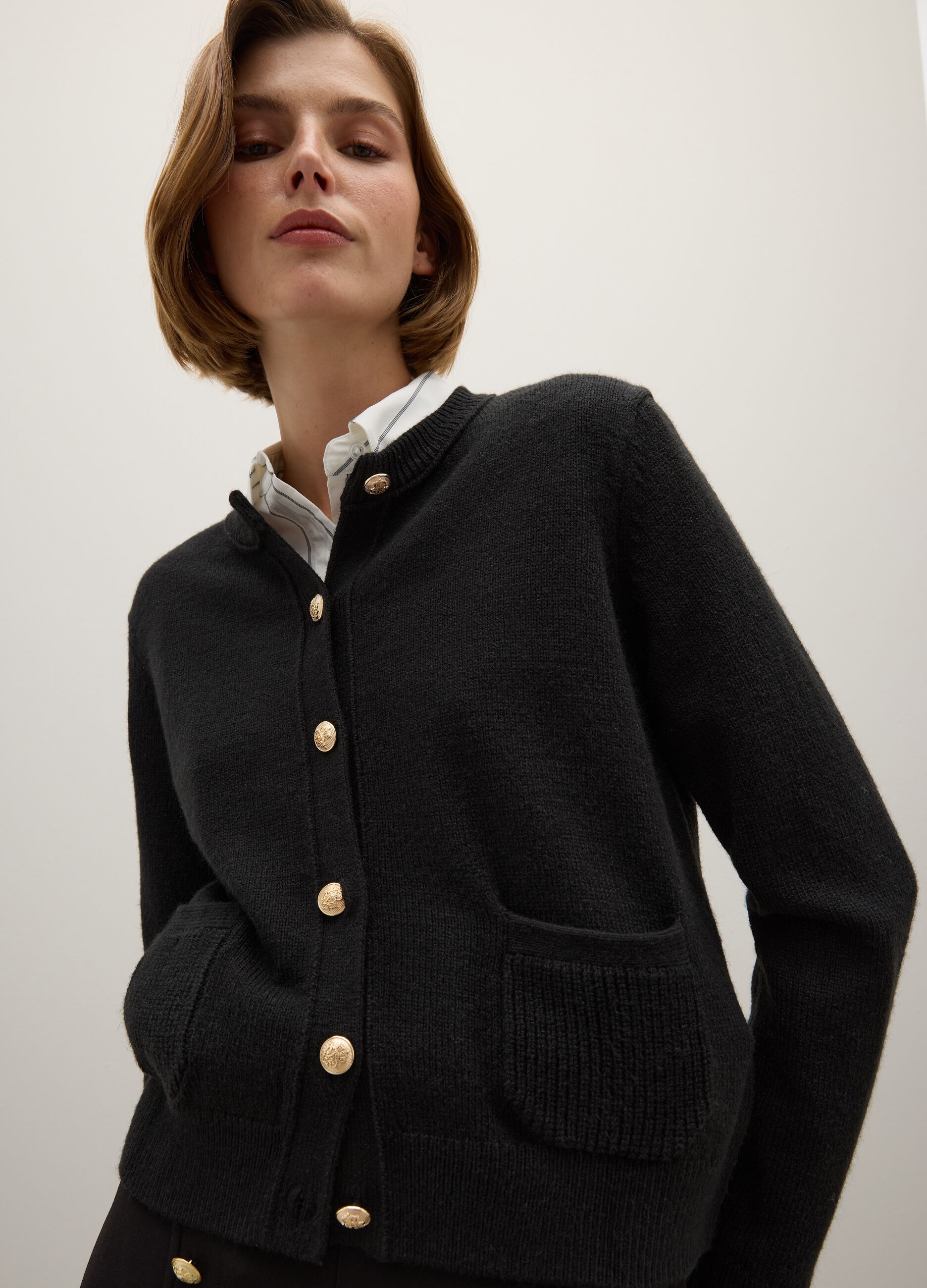 Cardigan nero regular fit con bottoni