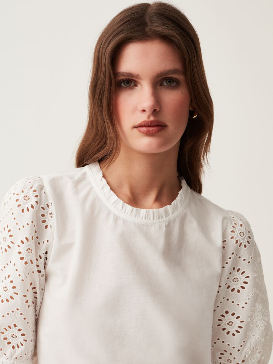 Blouse with broderie anglaise sleeves_1