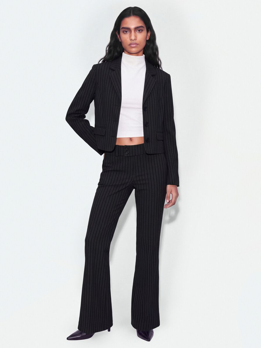 Blazer nero cropped in viscosa elasticizzata con rever classici slim fit_1