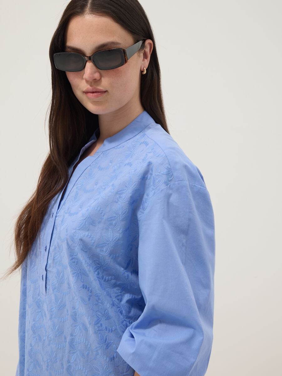 Camicia azzurra in puro cotone con ricami_0