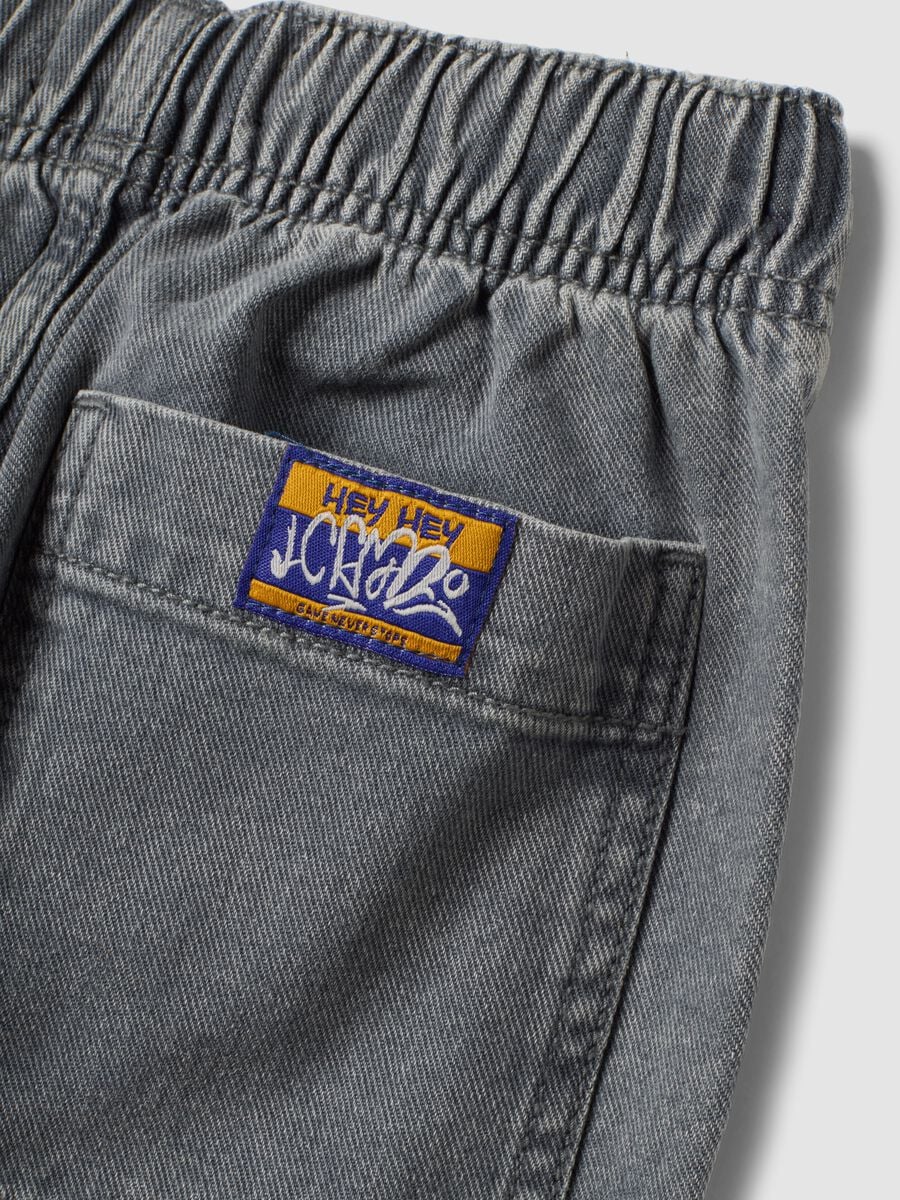 Jogger jeans grigi in puro cotone con vita elasticizzata relaxed fit per bambino_3