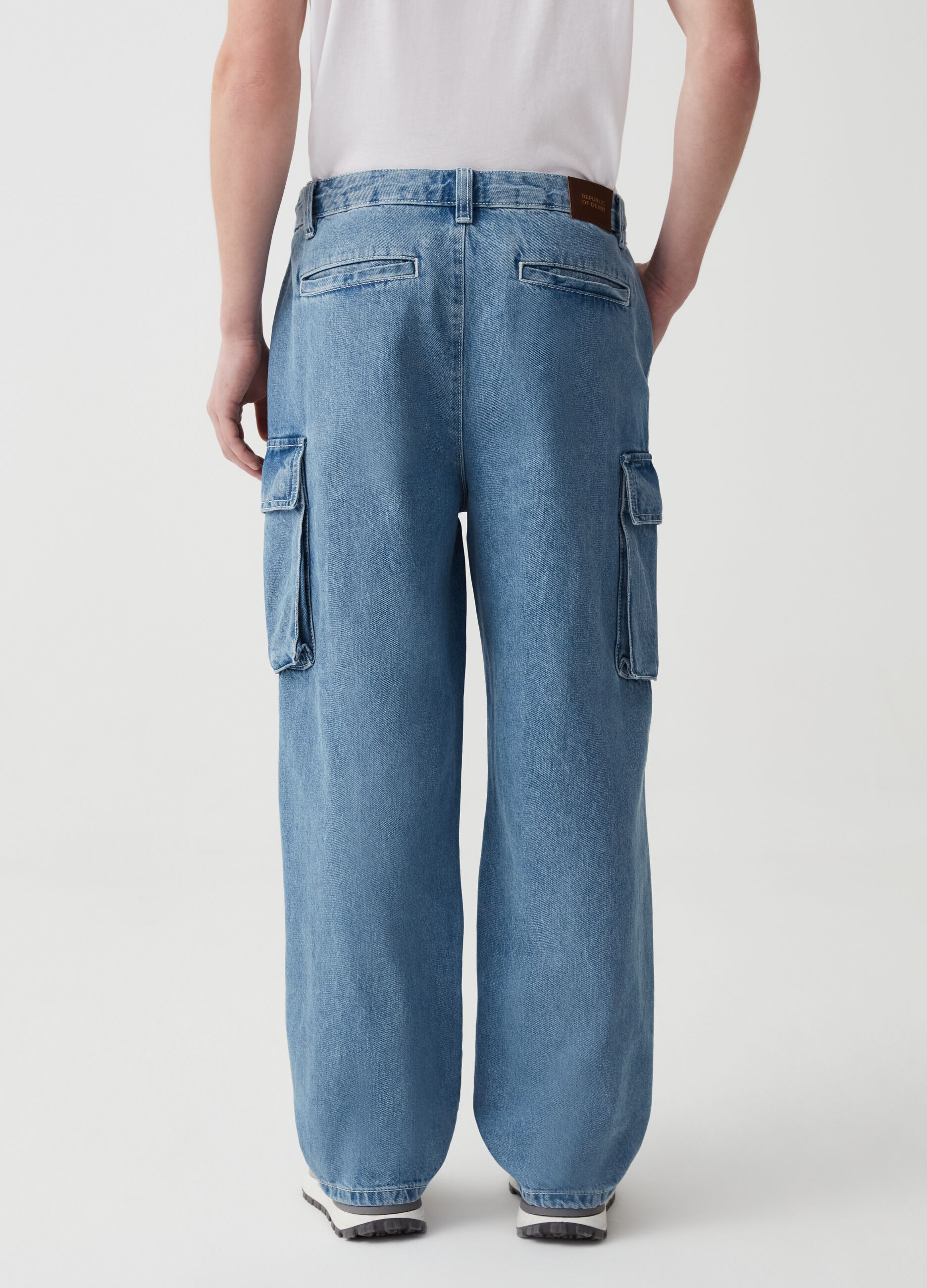 Jeans cargo wide leg con cuciture a contrasto