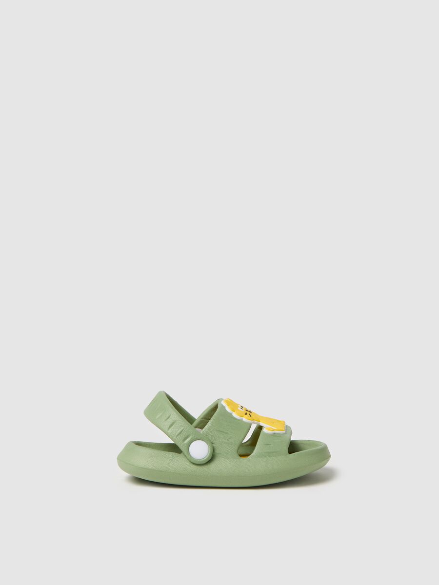 Green sandals with lion-shaped decoration_0