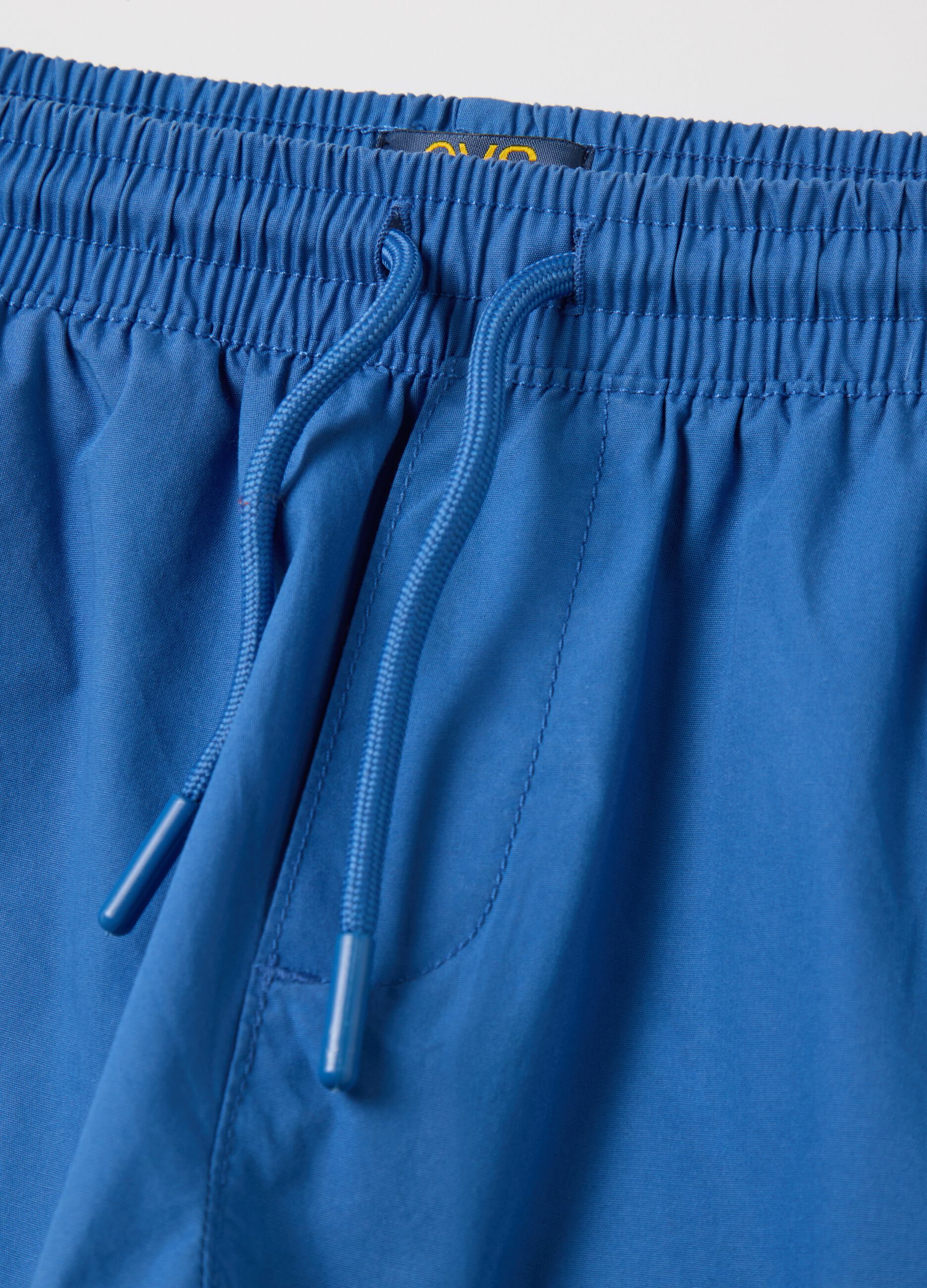 Light blue shorts in cotton with drawstring
