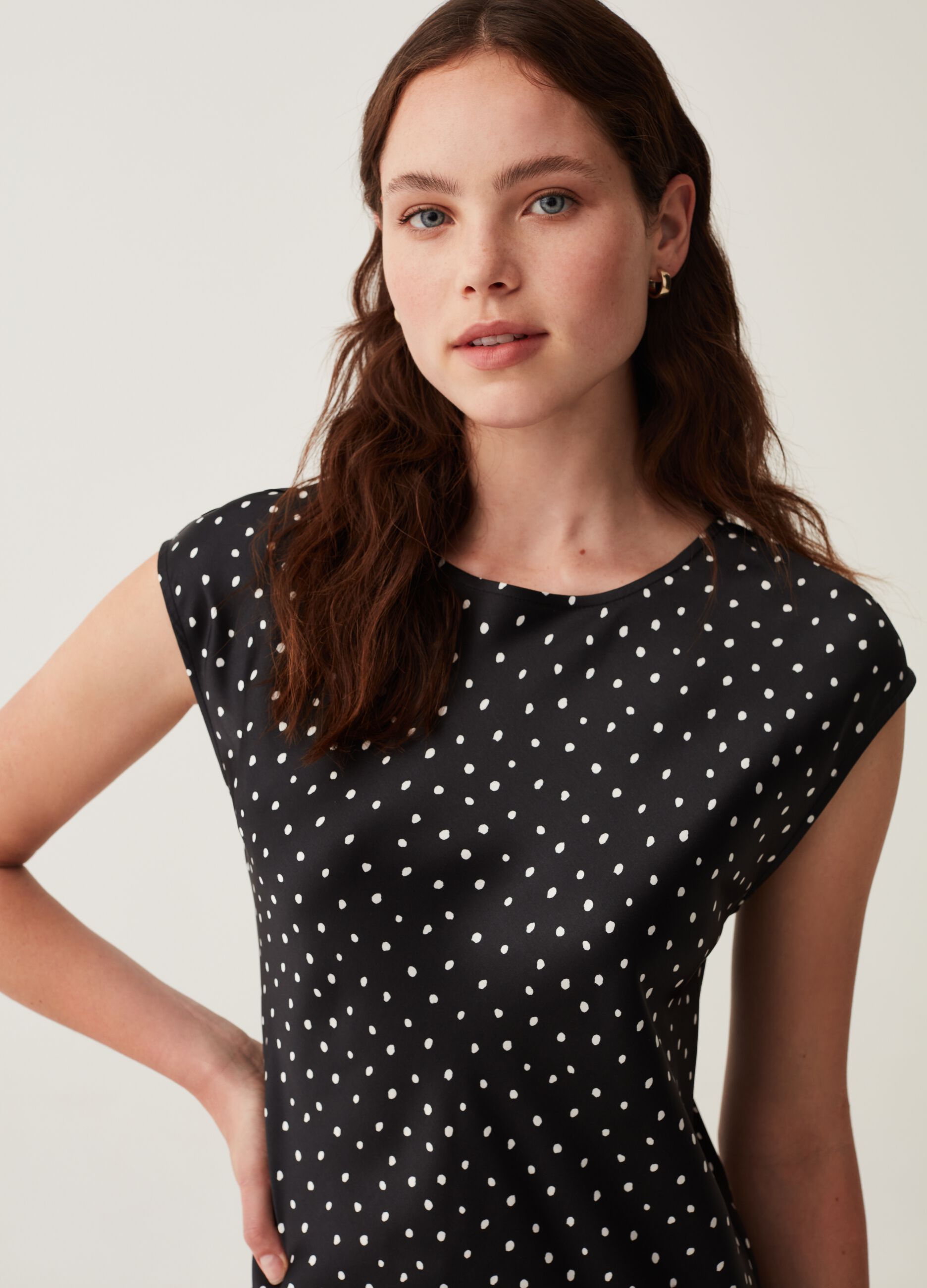 Abito corto in satin a pois_3