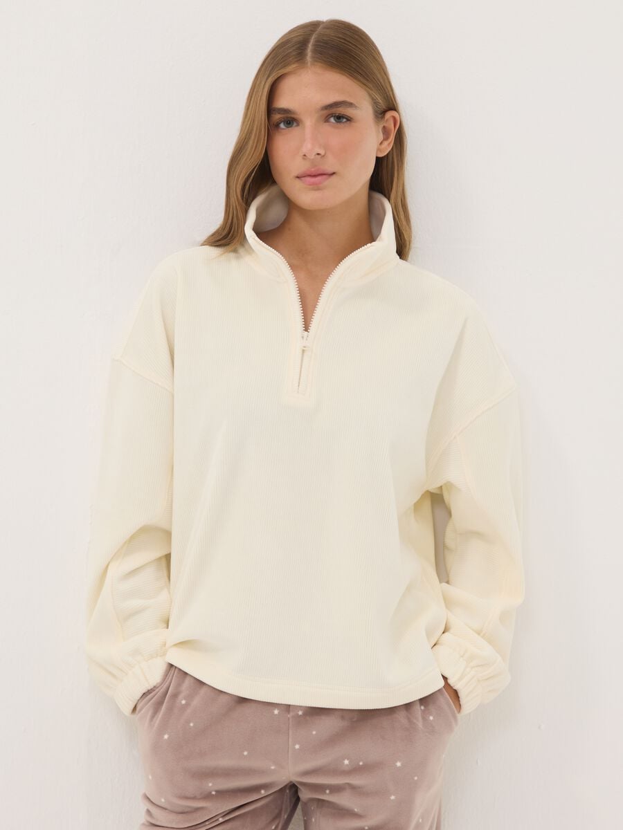 Maglia bianca in tessuto elasticizzato con collo serafino_1
