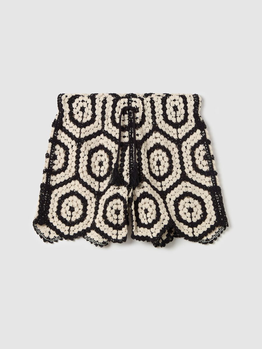 Crochet shorts with geometric motif_4