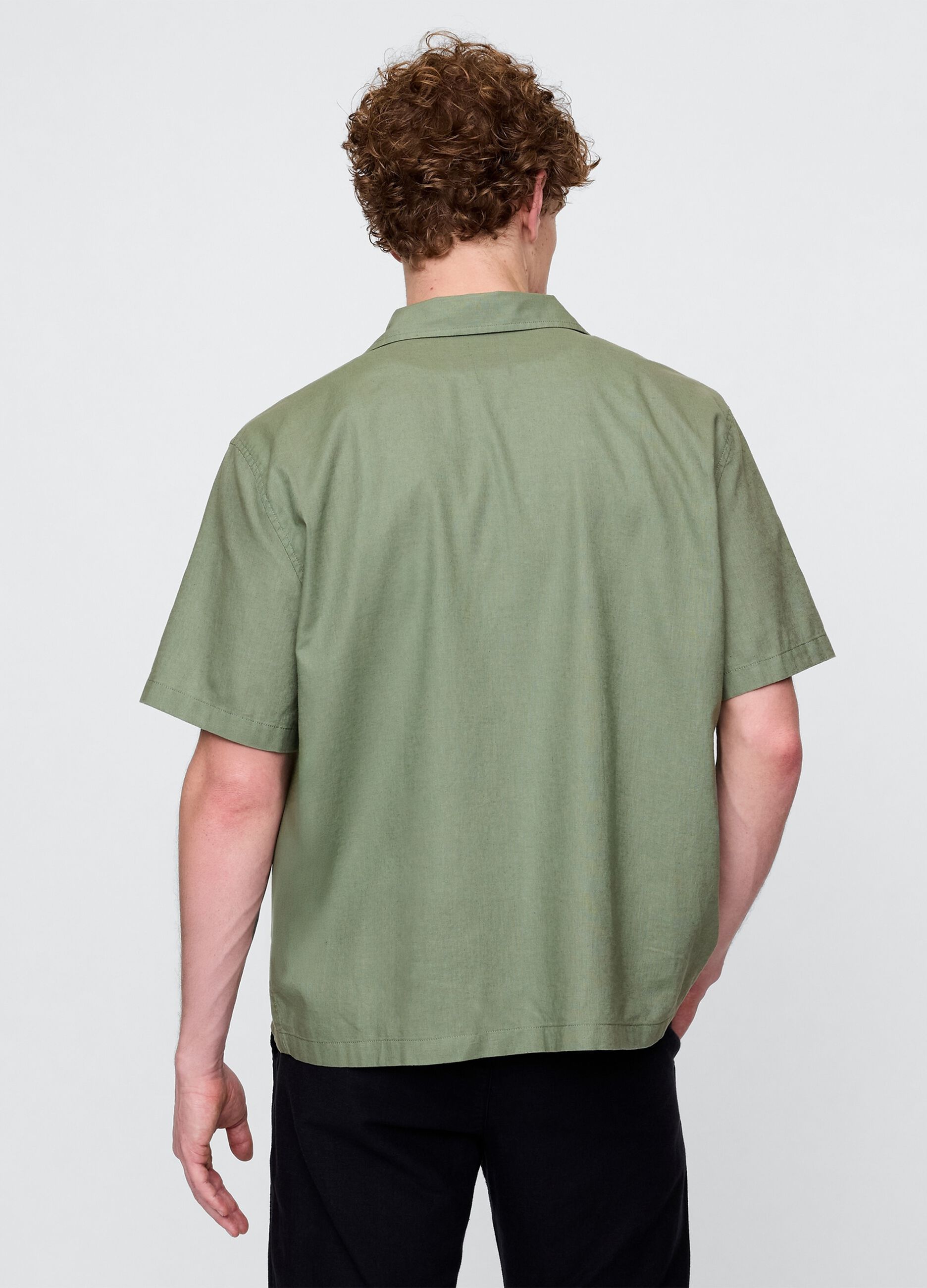 Short-sleeved green shirt in linen and cotton