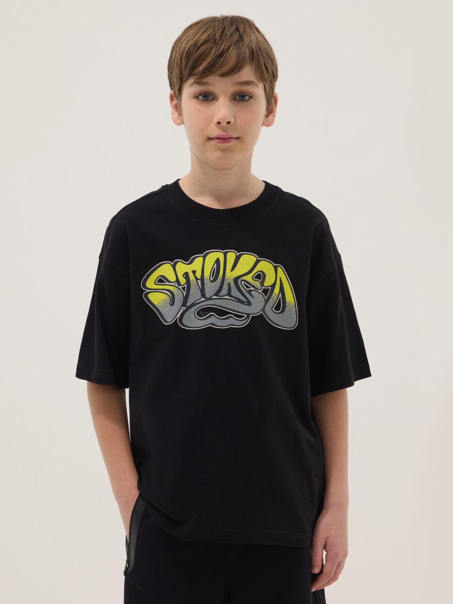 T-shirt nera in puro cotone con stampa frontale_0