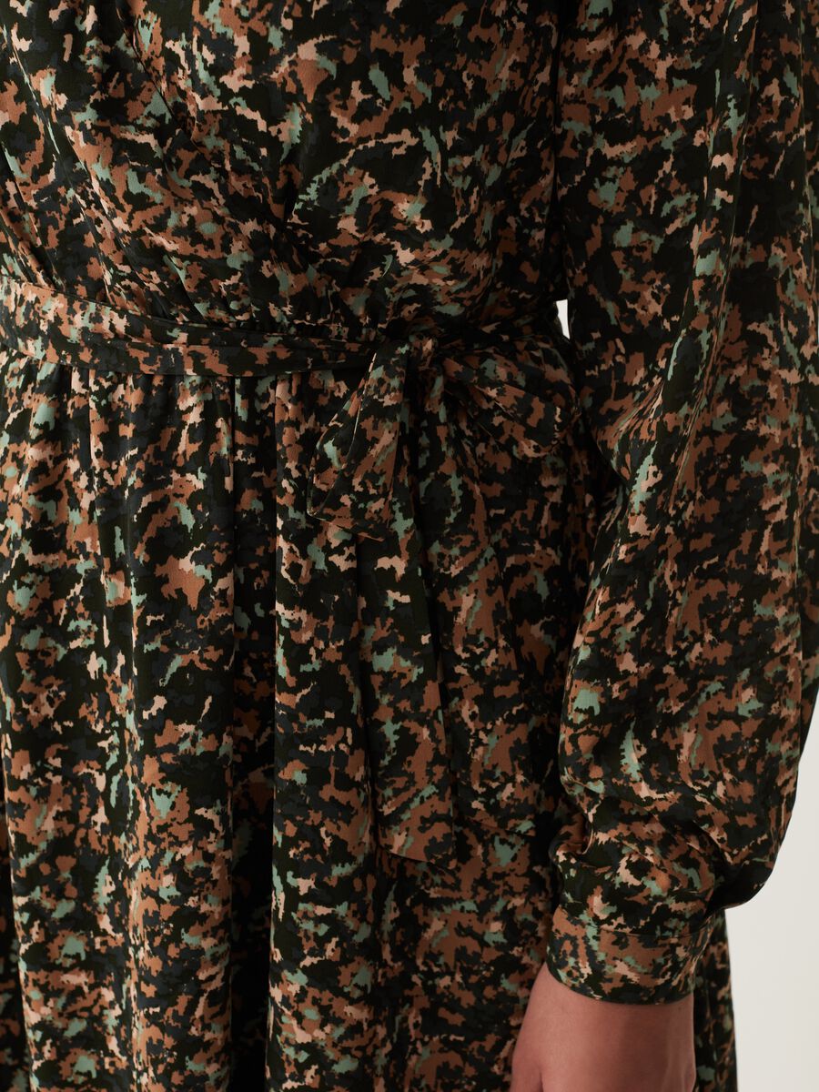 Abito corto camouflage con cintura Curvy_3