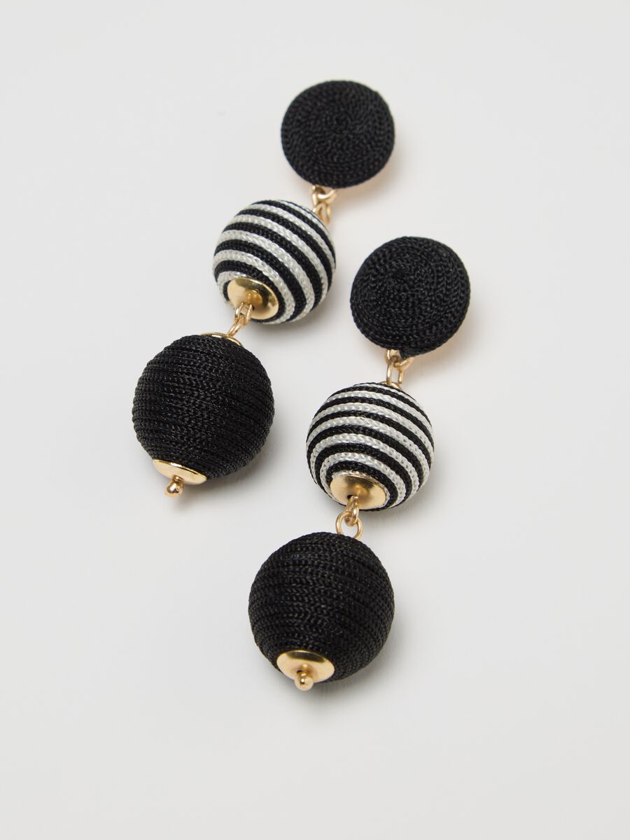 Black and white pendant earrings with spheres_2