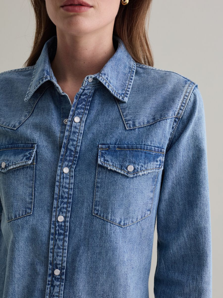 Camicia western in denim con bottoni perlati_3