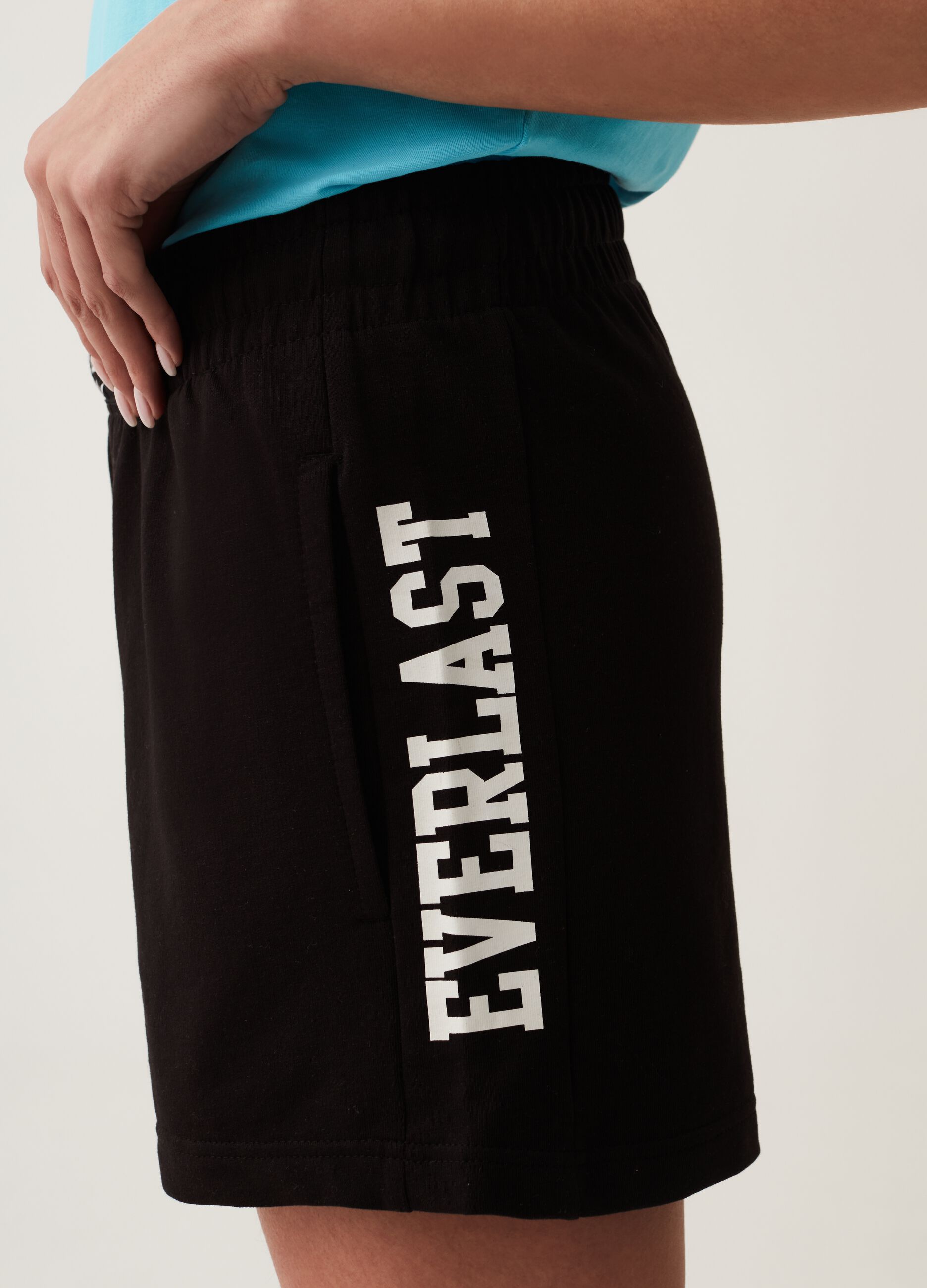 Shorts with Everlast print