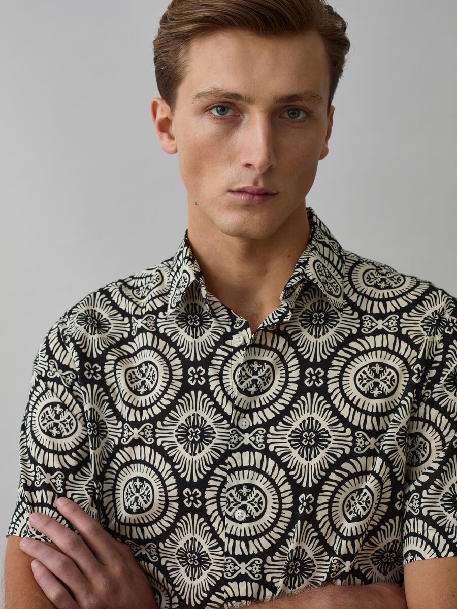 Short-sleeved shirt with ethnic print_1