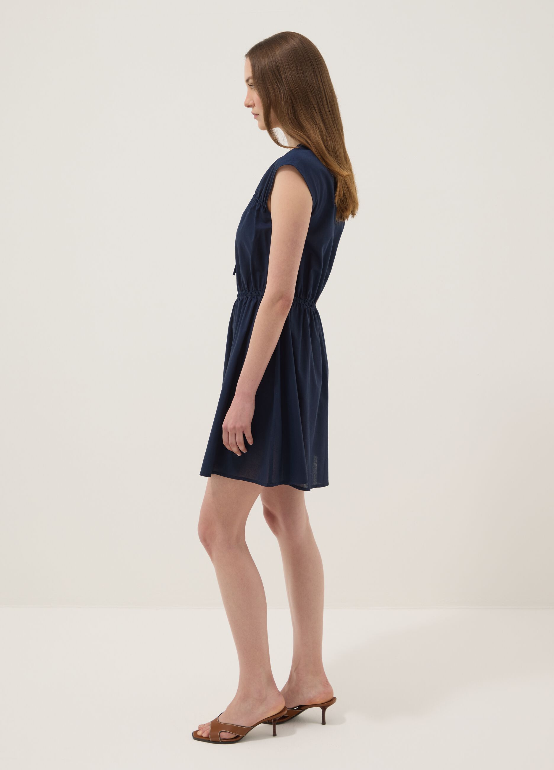 Abito blu in puro cotone con scollo a V