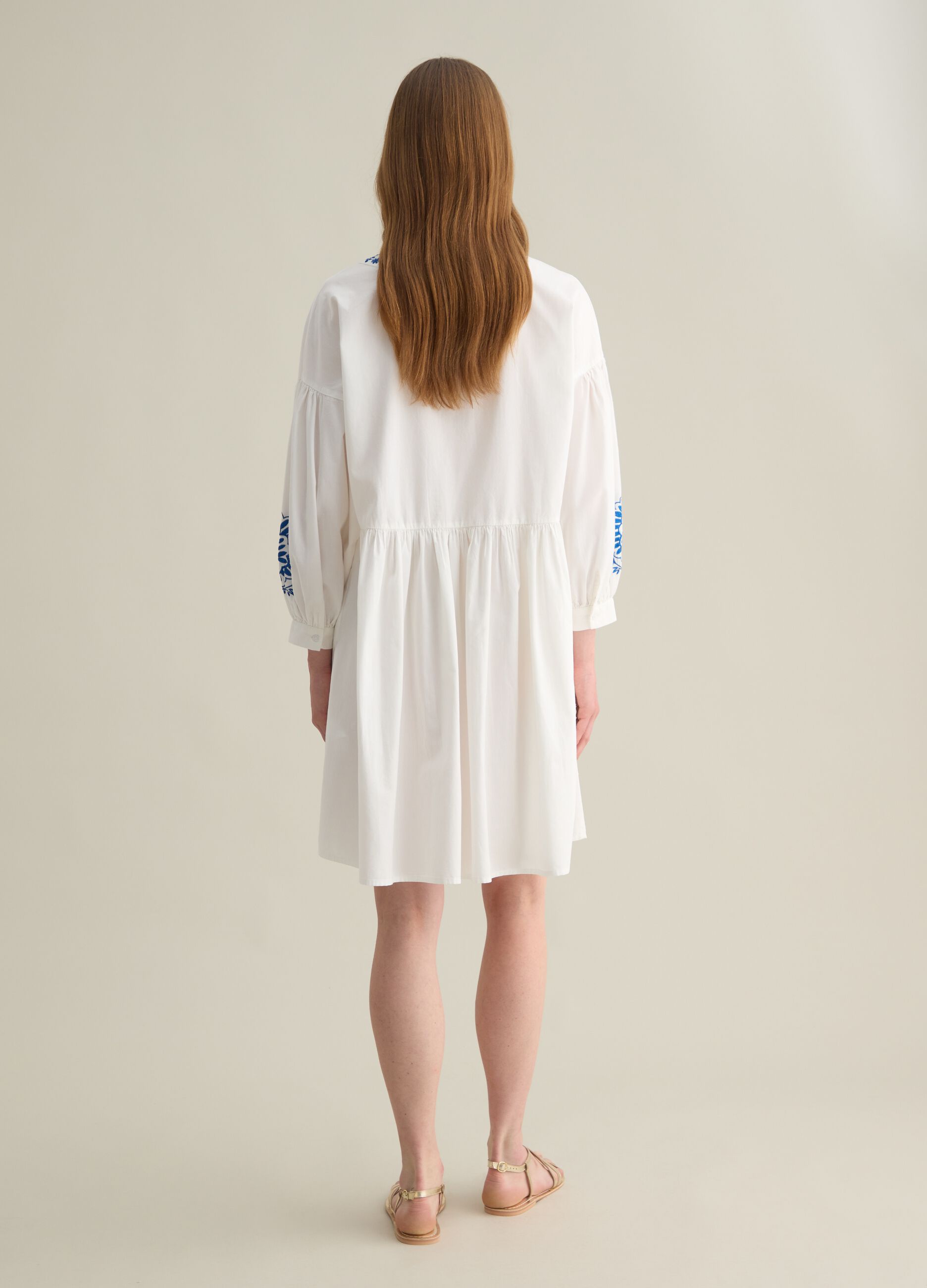Vestito da donna in puro cotone bianco con ricami