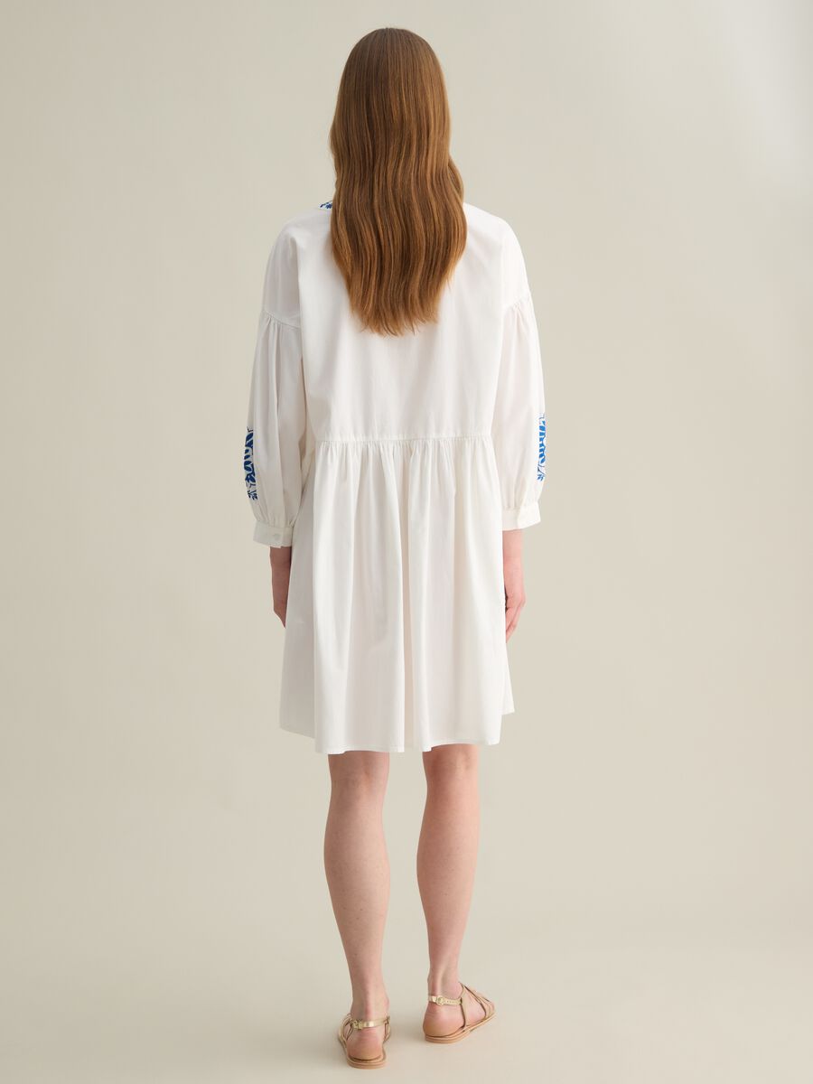 White dress with blue embroidery in cotton_3