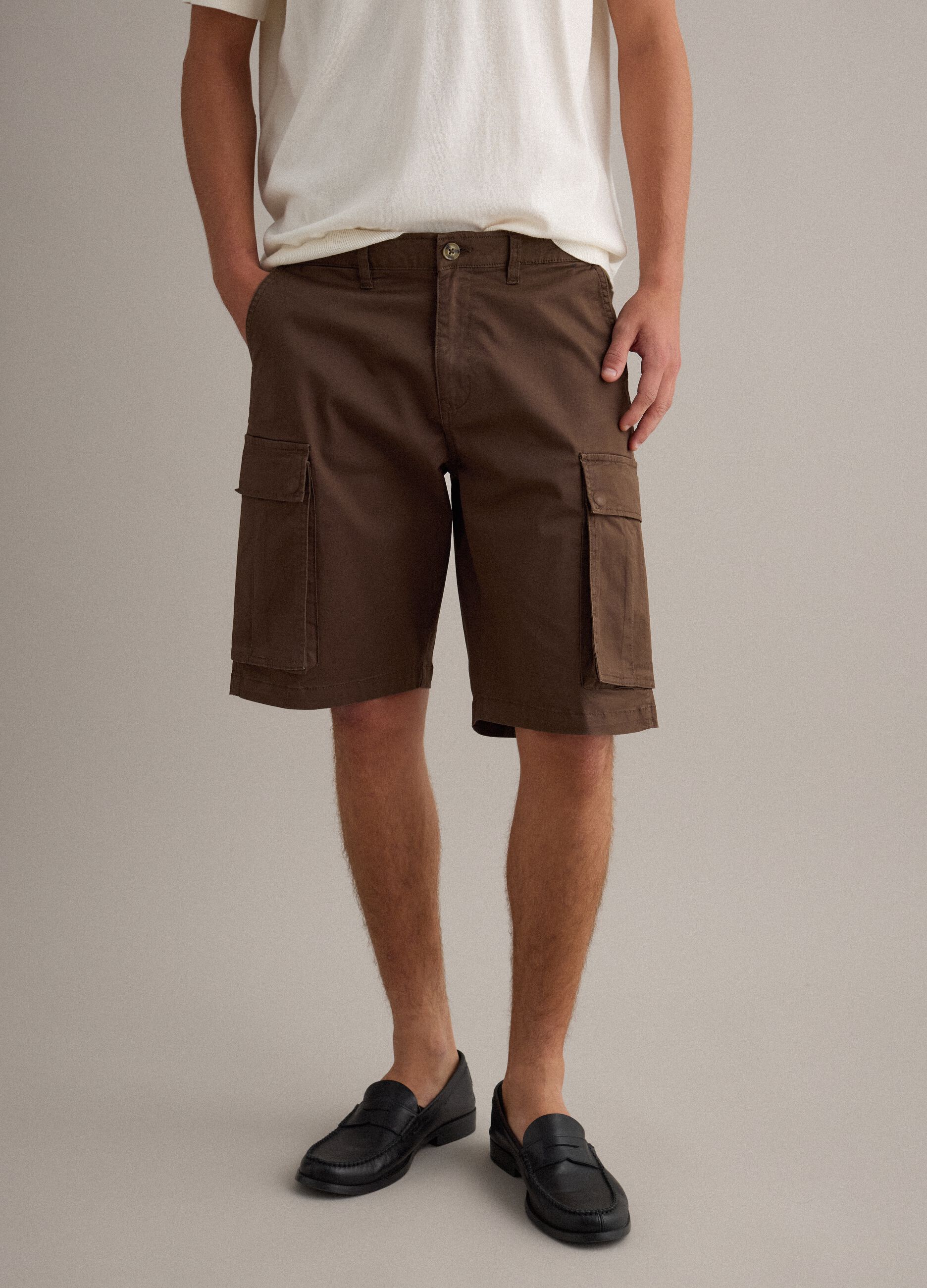 Brown stretch cotton cargo shorts, regular fit