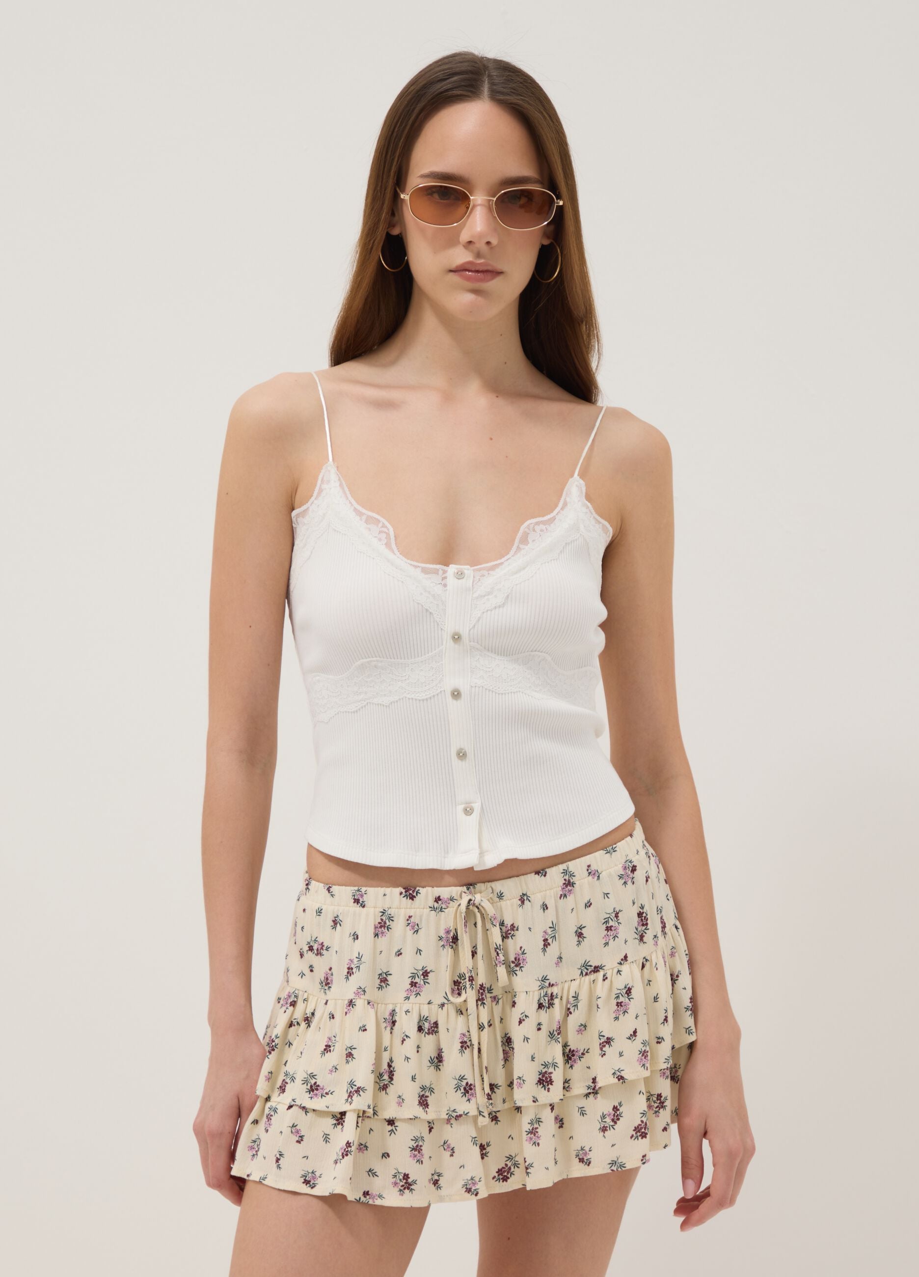 White stretch cotton fitted top with lace trim