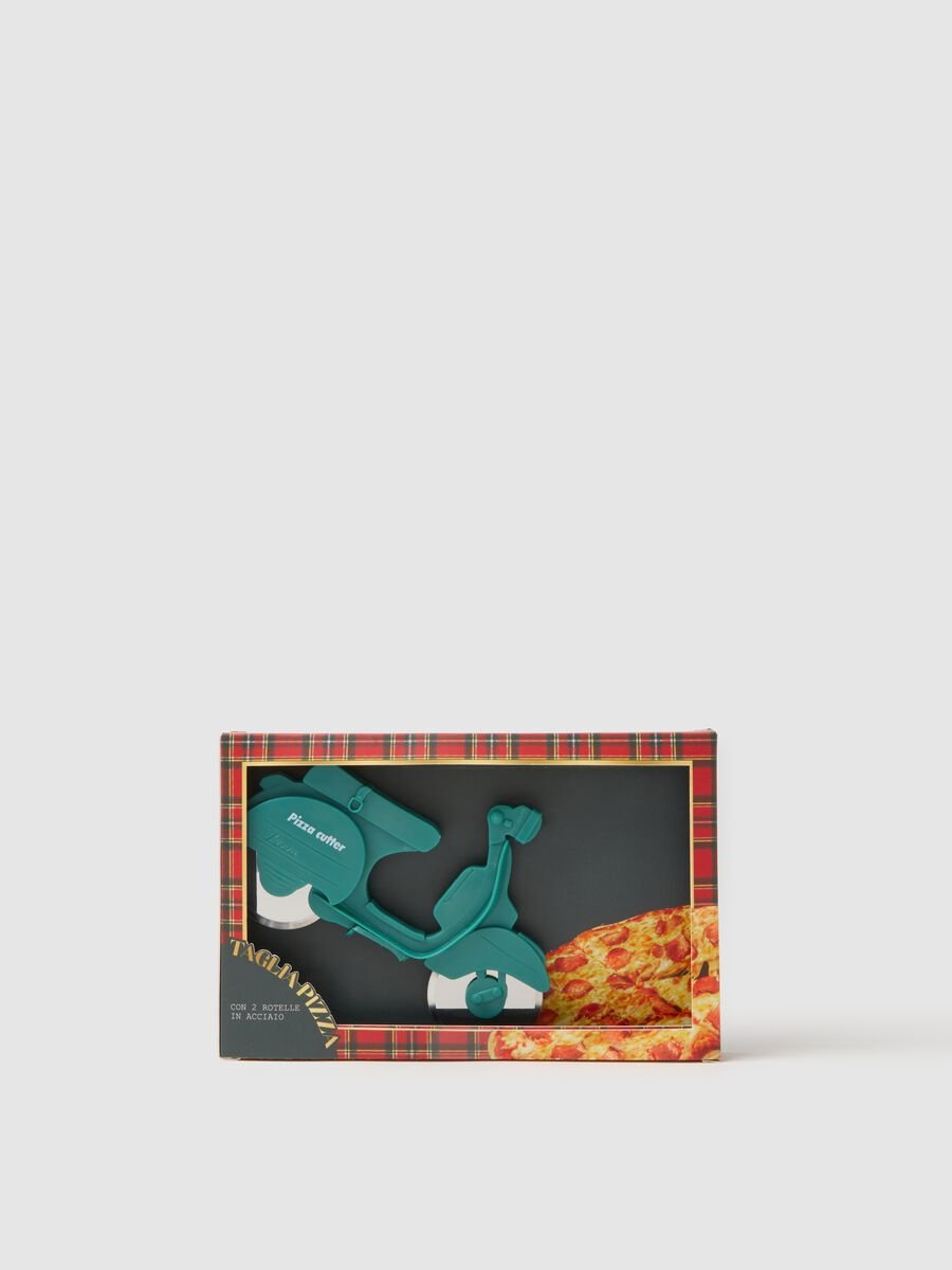 Green scooter-shaped pizza cutter with steel wheels_0