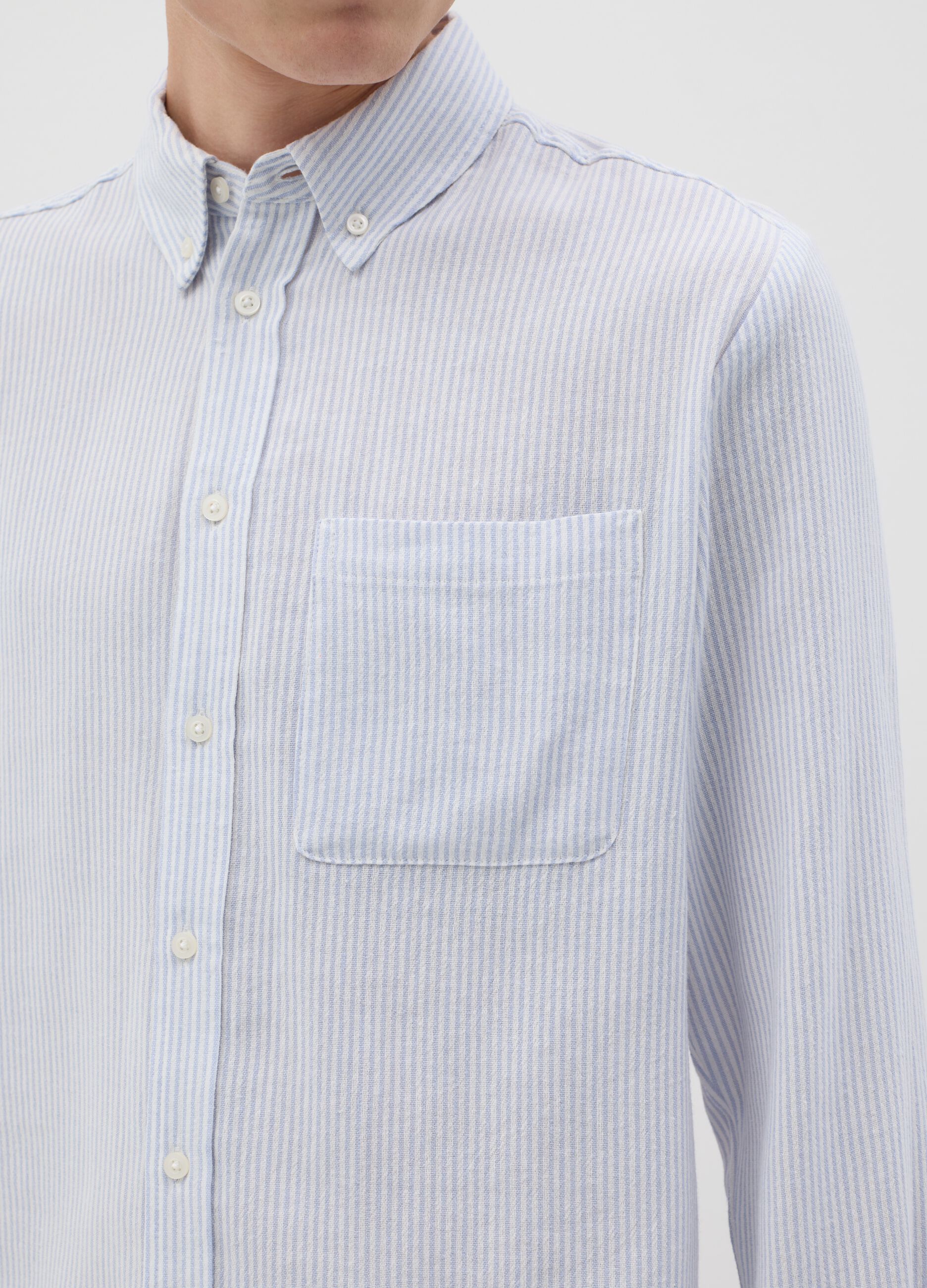 Camicia bianca e azzurra in cotone viscosa e lino a righe