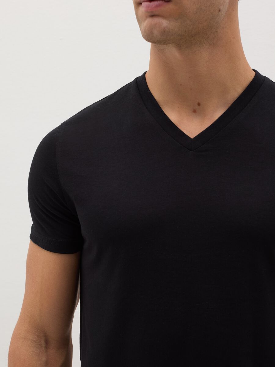 Three-pack organic cotton undershirts with V neck_3