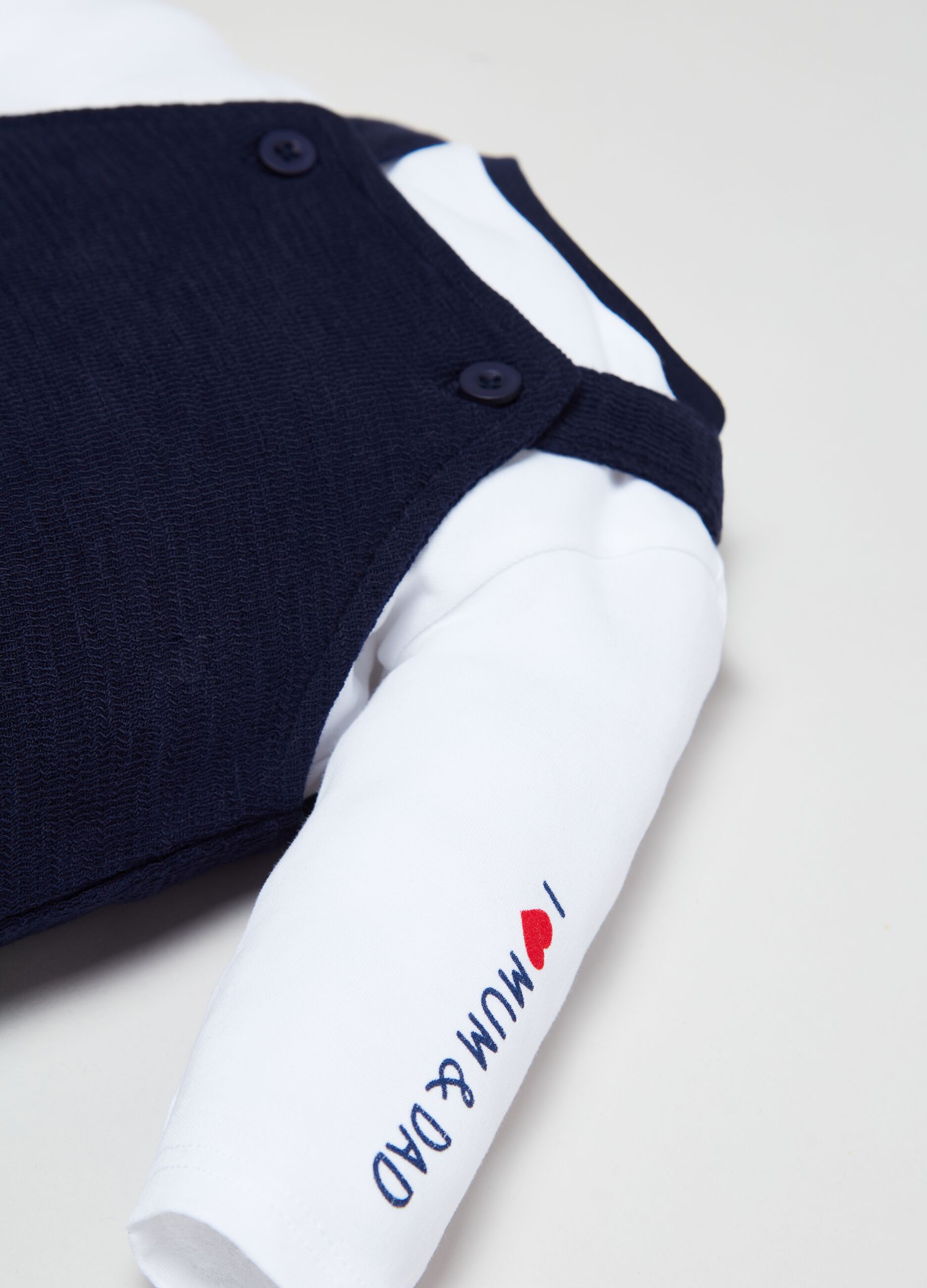 Set t-shirt con stampa e salopette_2