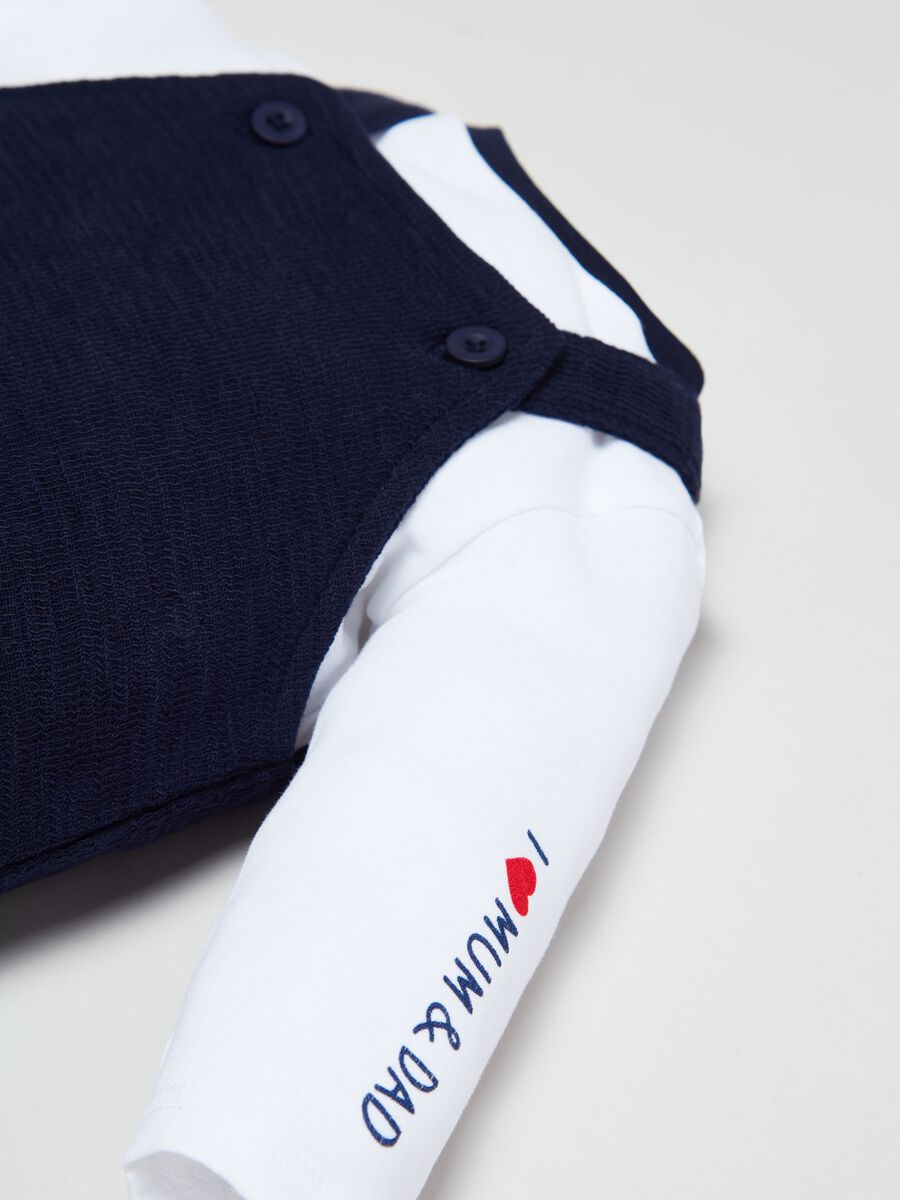 Set t-shirt con stampa e salopette_2