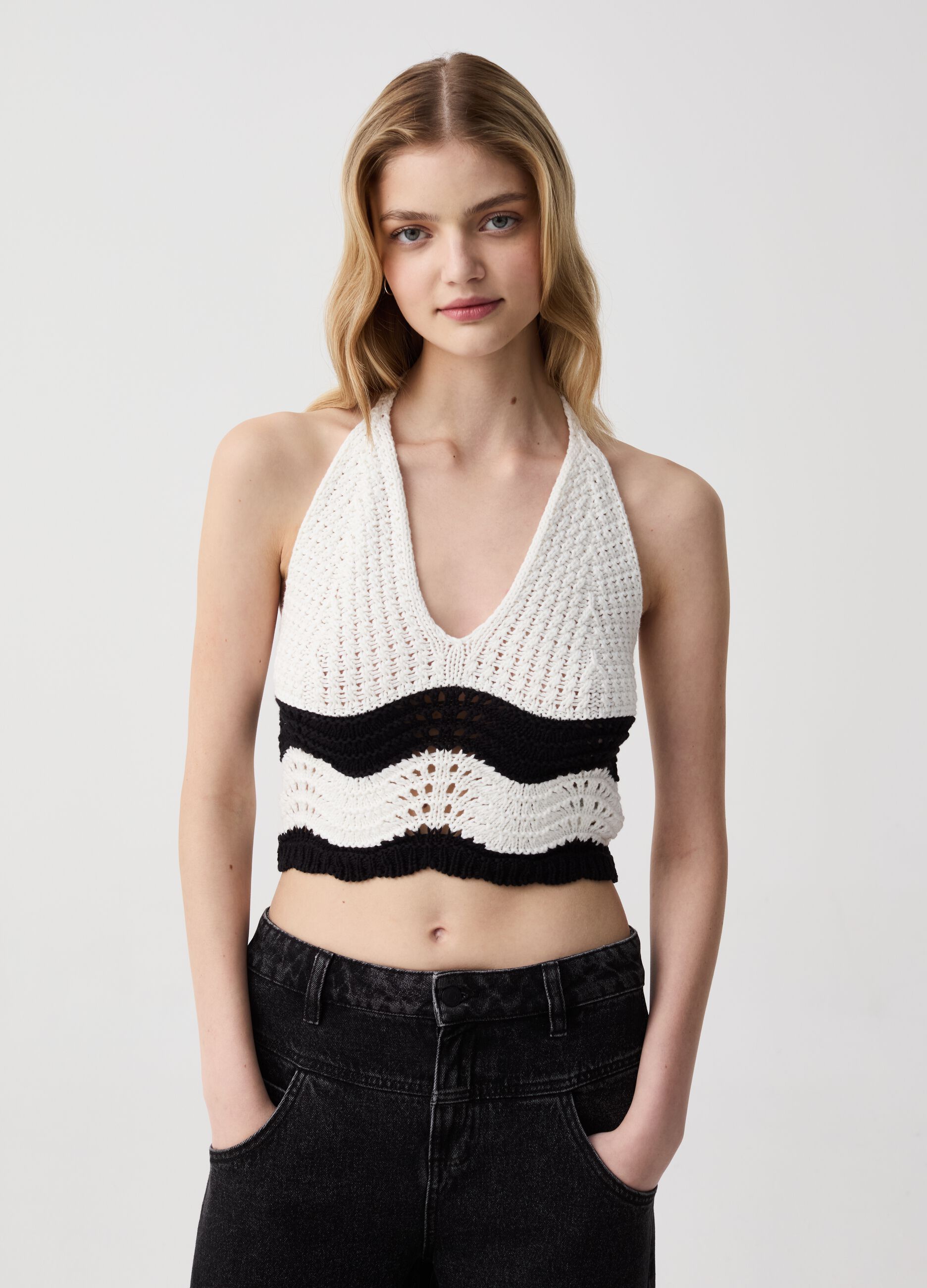 Crop top crochet con scollo a V