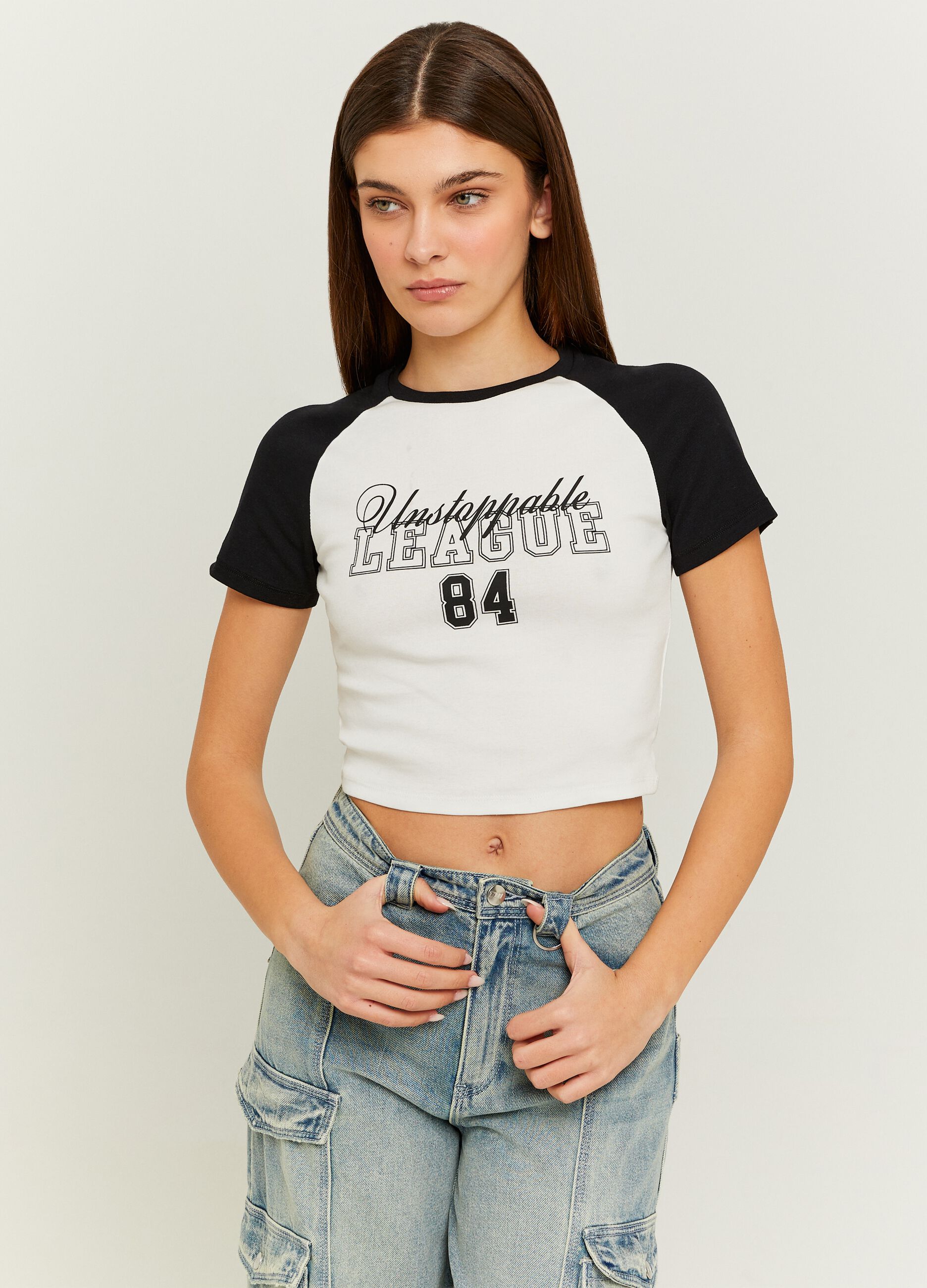 T-shirt crop con maniche raglan stampa college